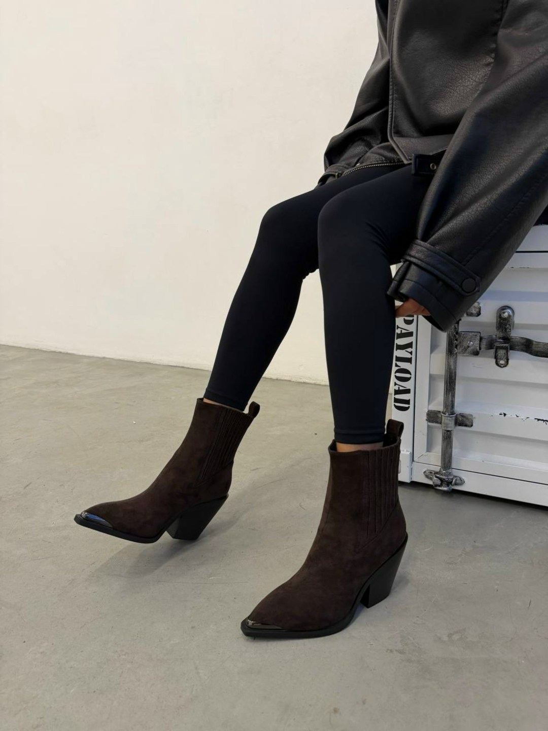 ,ботинки казаки замшевые демисезонные на каблуке коричневые,ботильоны казаки,женская ,ботильоны казаки из натуральной замши araz