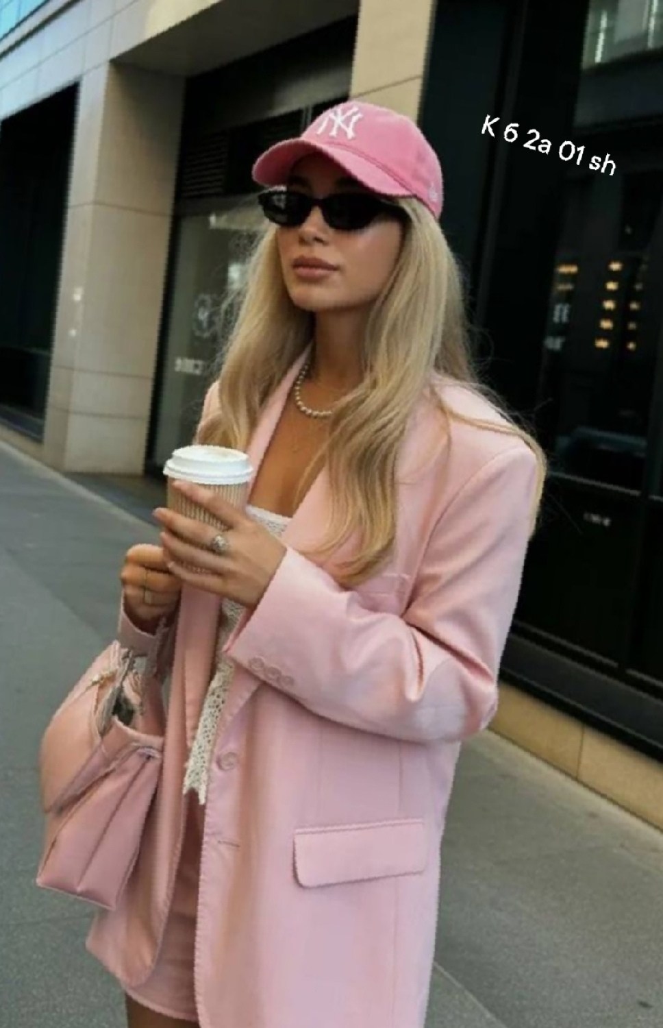 брючный костюм,брючный костюм женский,розовый пиджак,роузи хантингтон-уайтли стиль одежды