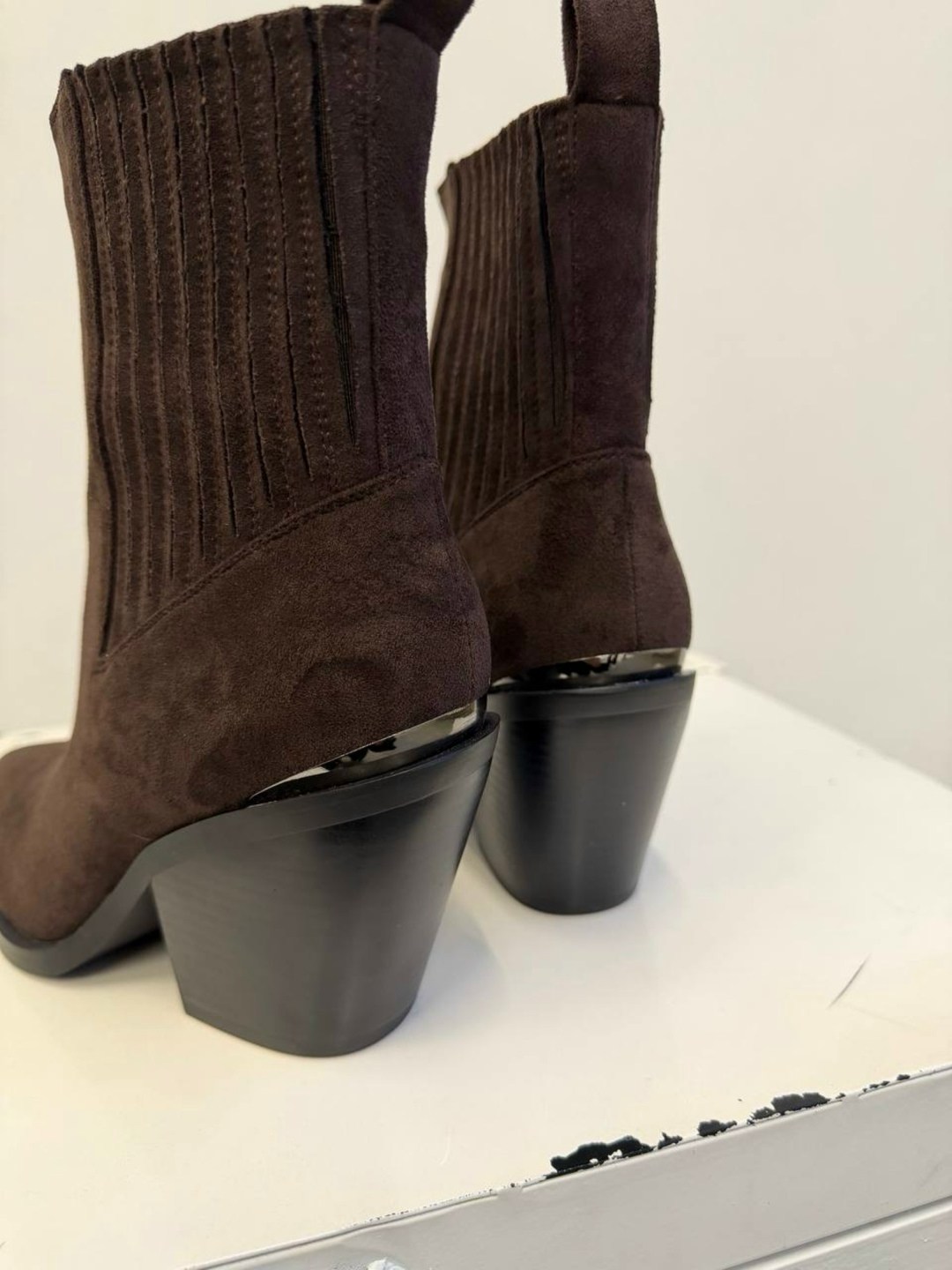 ,ботинки казаки замшевые демисезонные на каблуке коричневые,ботильоны казаки,женская ,ботильоны казаки из натуральной замши araz