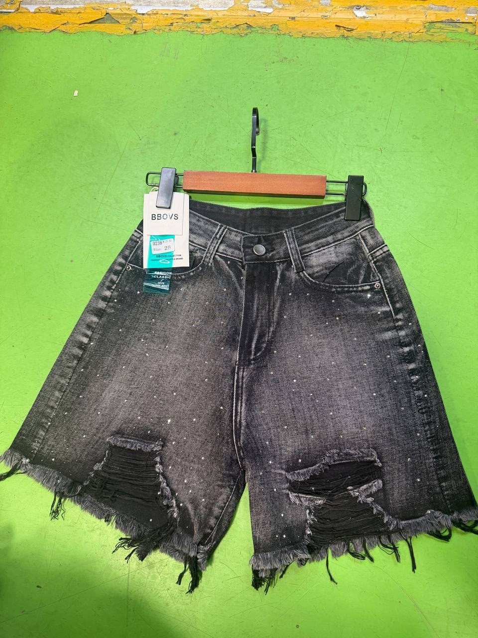 женские джинсовые шорты,джинсовые шорты,женские шорты,джинсовые шорты со стразами,рваные джинсовые шорты