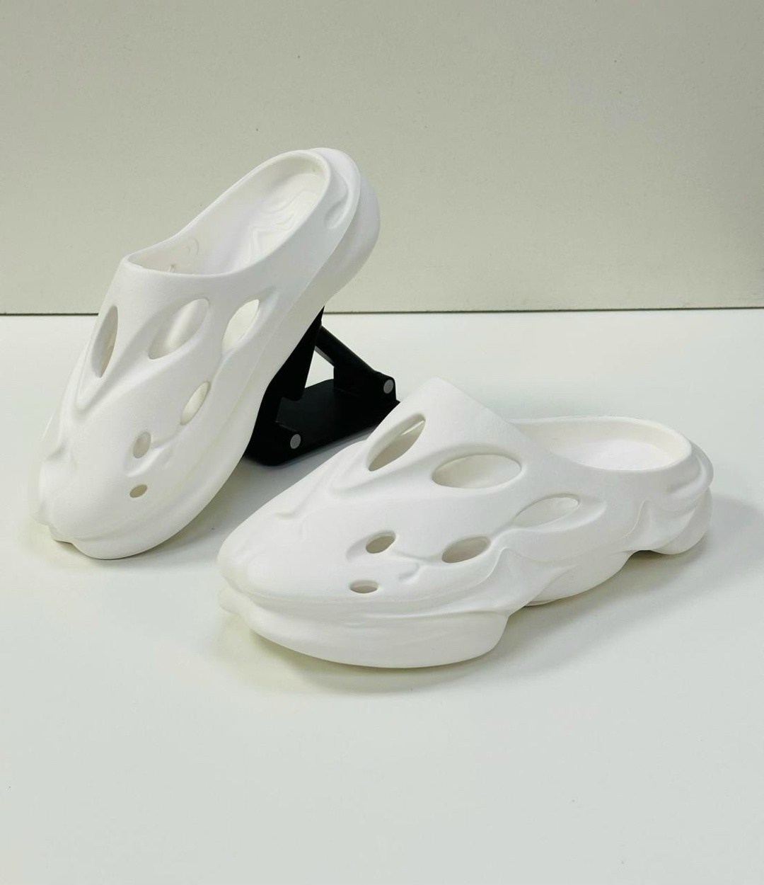 adidas yeezy foam runner,пляжная ,тапки адидас yeezy foam,шлёпанцы женские,модные шлепанцы