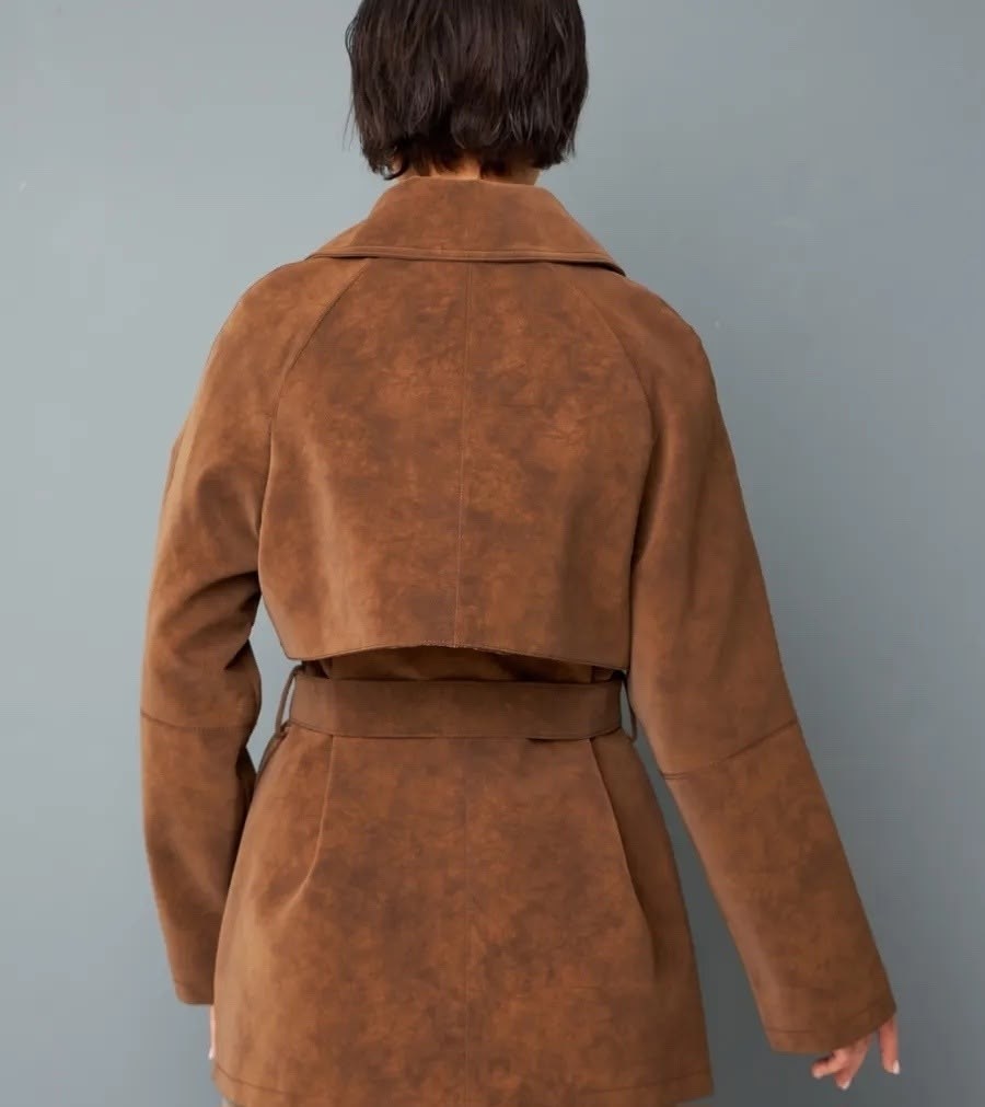 куртка замшевая,куртка замшевая демисезонная,женская верхняя одежда,классическая коричневая замшевая женская куртка с поясом,куртка стильная