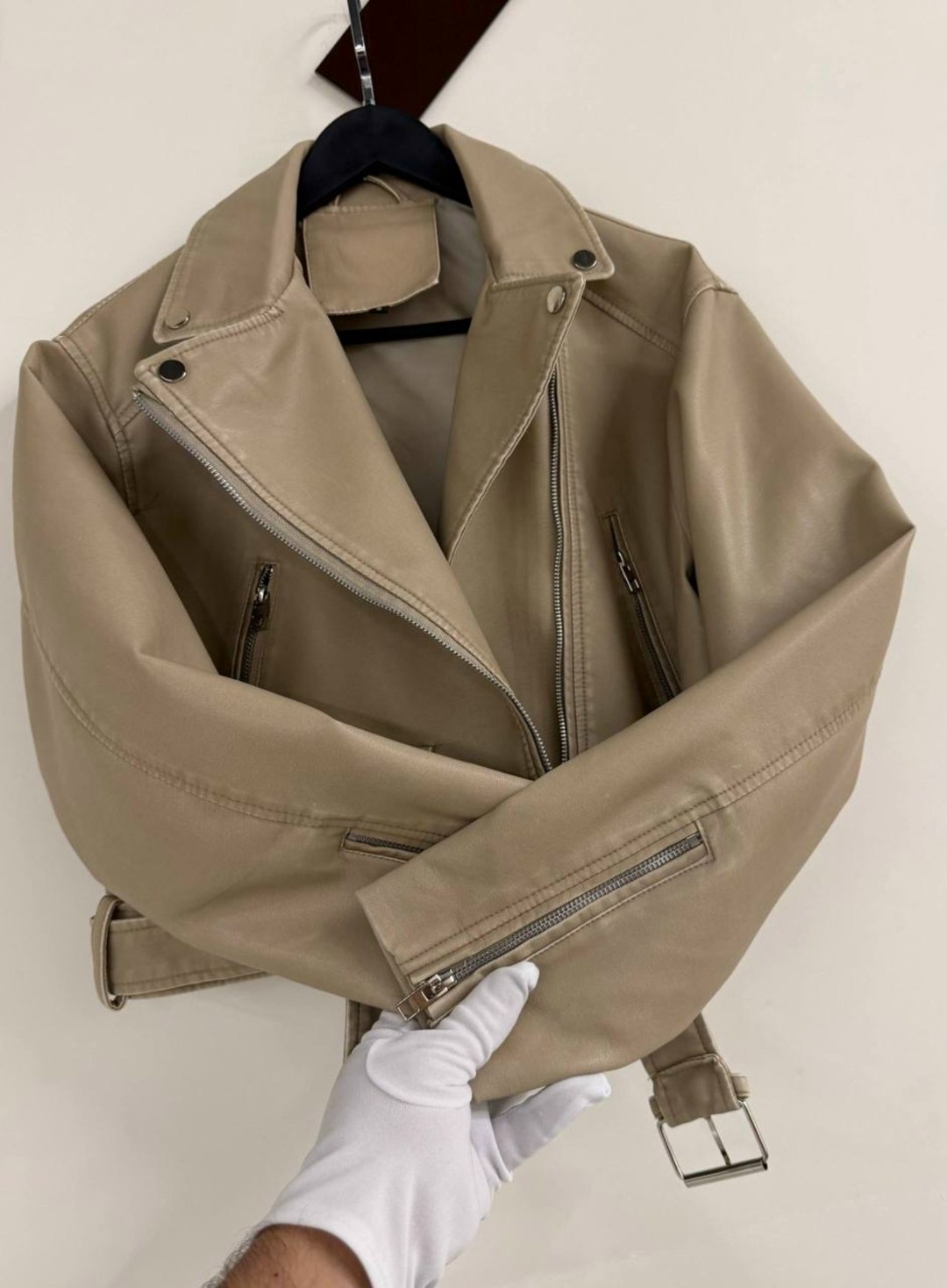 косуха кожаная куртка оверсайз queen sophie,косуха кожаная женская бежевого цвета,косуха кожаная куртка экокожа оверсайз,косуха куртка из эко-кожи в стиле оверсайз,косуха кожаная куртка экокожа оверса