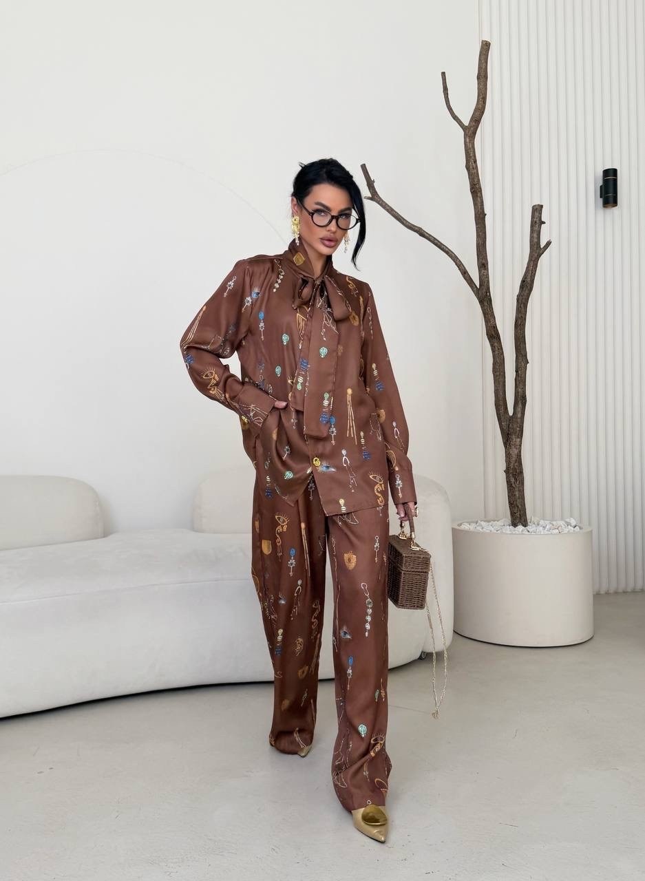 шелковый костюм в пижамном стиле,брючный костюм,костюм в пижамном стиле,костюм с брюками,костюм женский в пижамном стиле