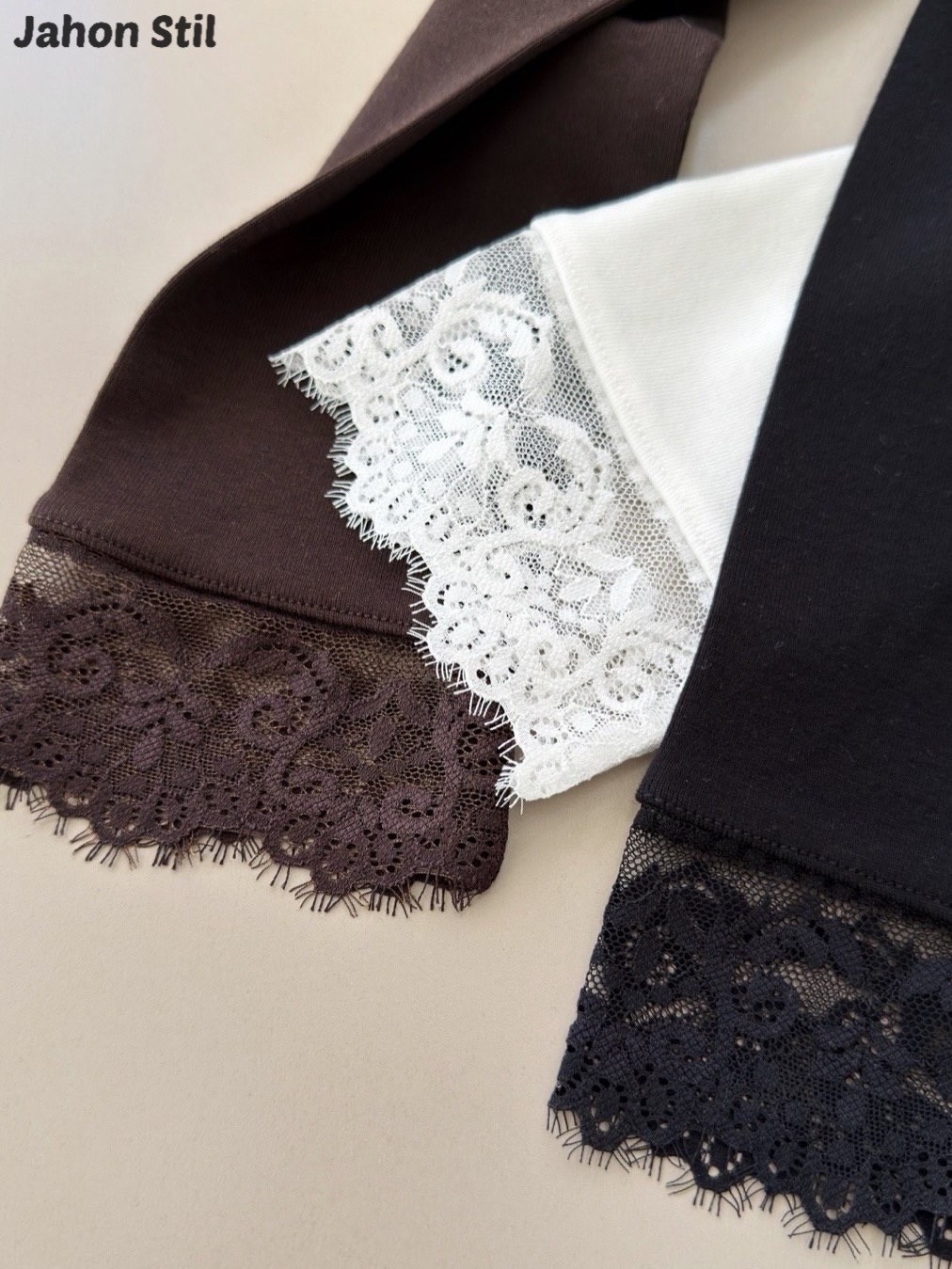 лонгслив pieces barbera черный,лонгслив с кружевом женский,джемпер женский кружевной,черный облегающий топ в рубчик с v-образным вырезом с кружевной отделкой,футболка с кружевной отделкой