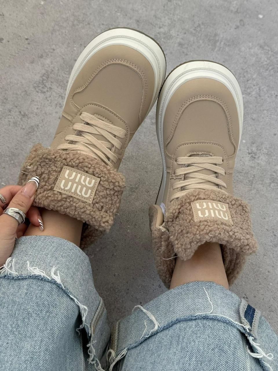 ,зимняя женская ,женские угги,кроссовки теплые,женская