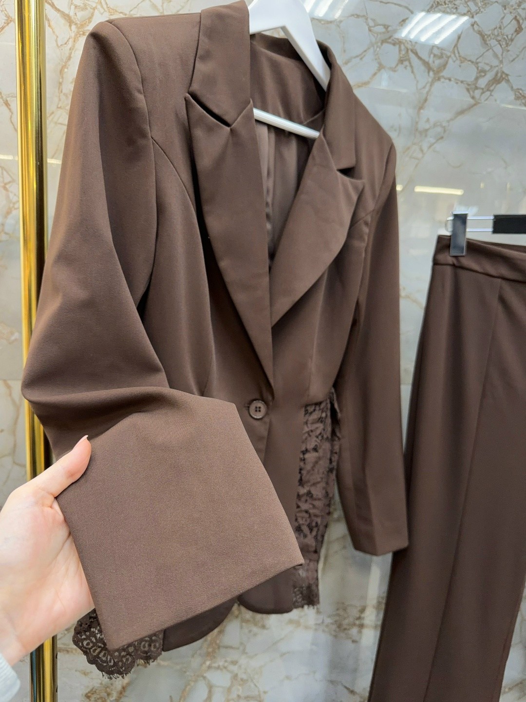 костюм брючный,костюм женский,женский брючный классический костюм,женский дизайнерский костюм элегантный кружевной блейзер и брюки-клеш,брючные костюмы женские