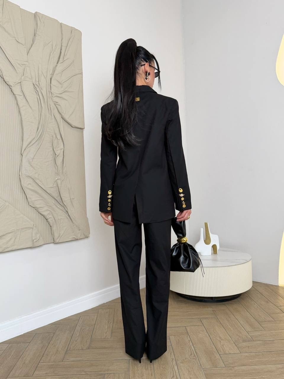 белый брючный костюм,брючный костюм,брючный костюм палаццо женский белый,белый брючный костюм женский,классический брючный костюм с прямым жакетом и брюками палаццо в белом цвете