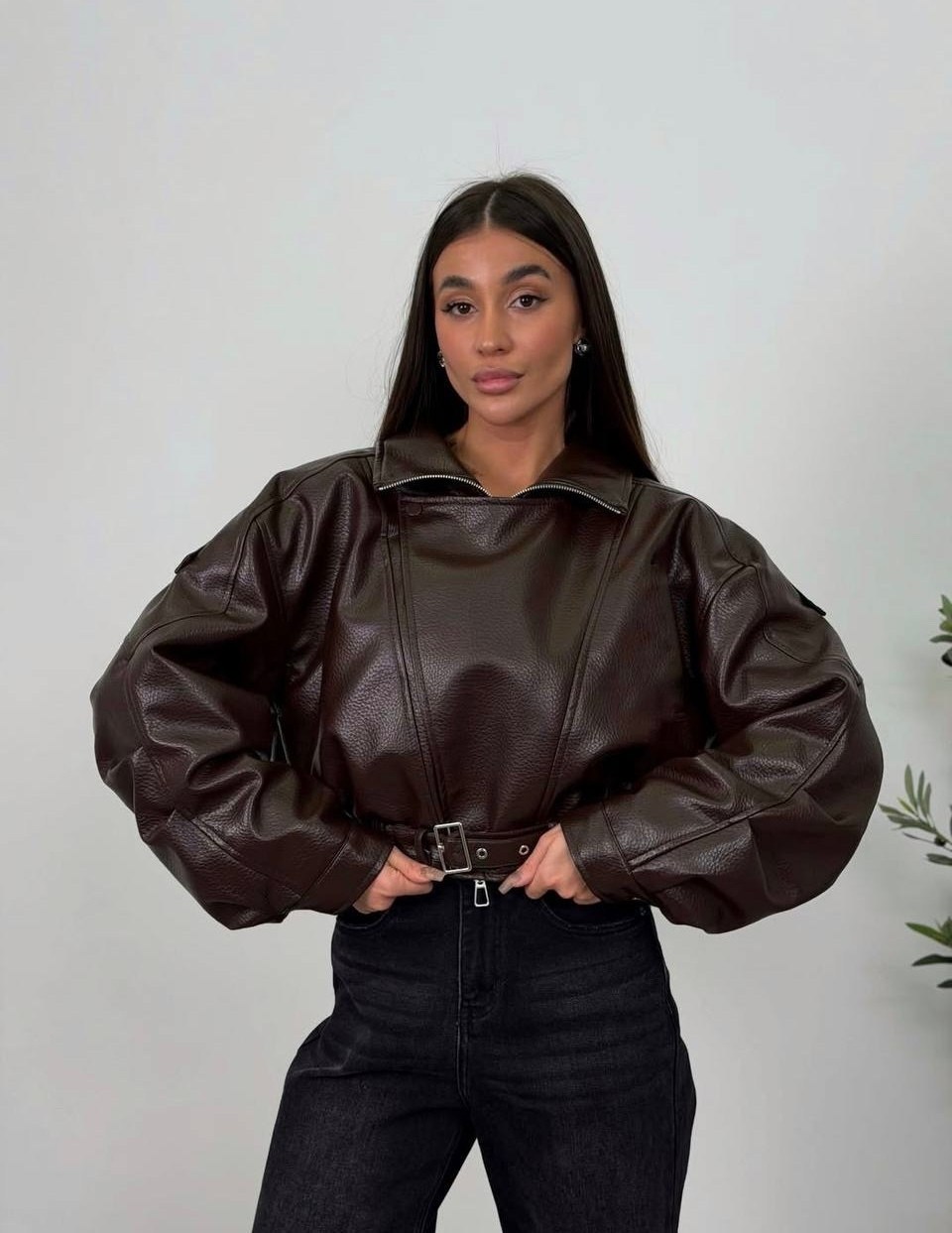 женская куртка кожаная оверсайз короткая okssana firsanova,кожаная куртка женская,куртка кожаная,модная кожаная куртка,женская куртка-бомбер из искусственной кожи