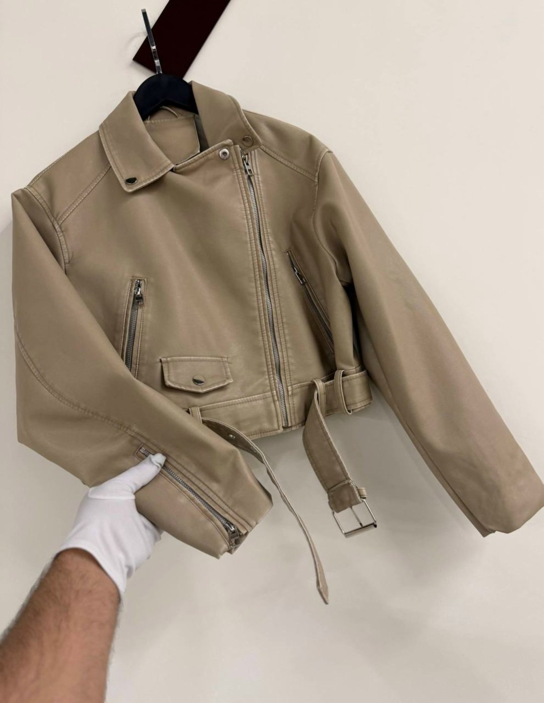 косуха кожаная куртка оверсайз queen sophie,косуха кожаная женская бежевого цвета,косуха кожаная куртка экокожа оверсайз,косуха куртка из эко-кожи в стиле оверсайз,косуха кожаная куртка экокожа оверса