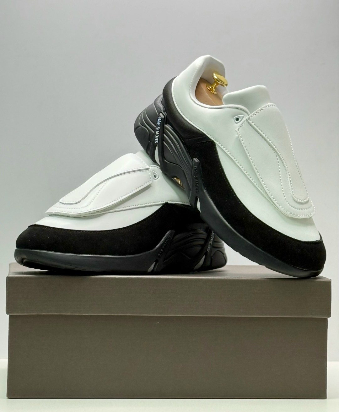 кроссовки raf simons antei,raf simons antrei oversized 2 tone leather runner white black,raf simons oversized 2 tone leather runner sneakers,raf simons antei oversized leather runner black,raf simons