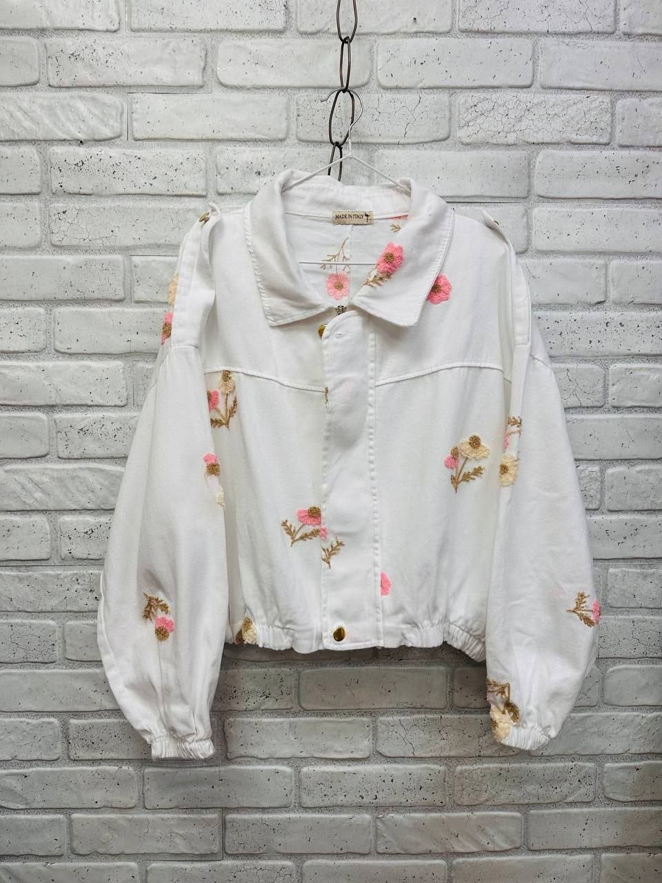 женская джинсовая куртка с цветочной вышивкой,джинсовая куртка,джинсовая куртка с вышивкой,женская джинсовая куртка,женская джинсовая куртка с вышивкой