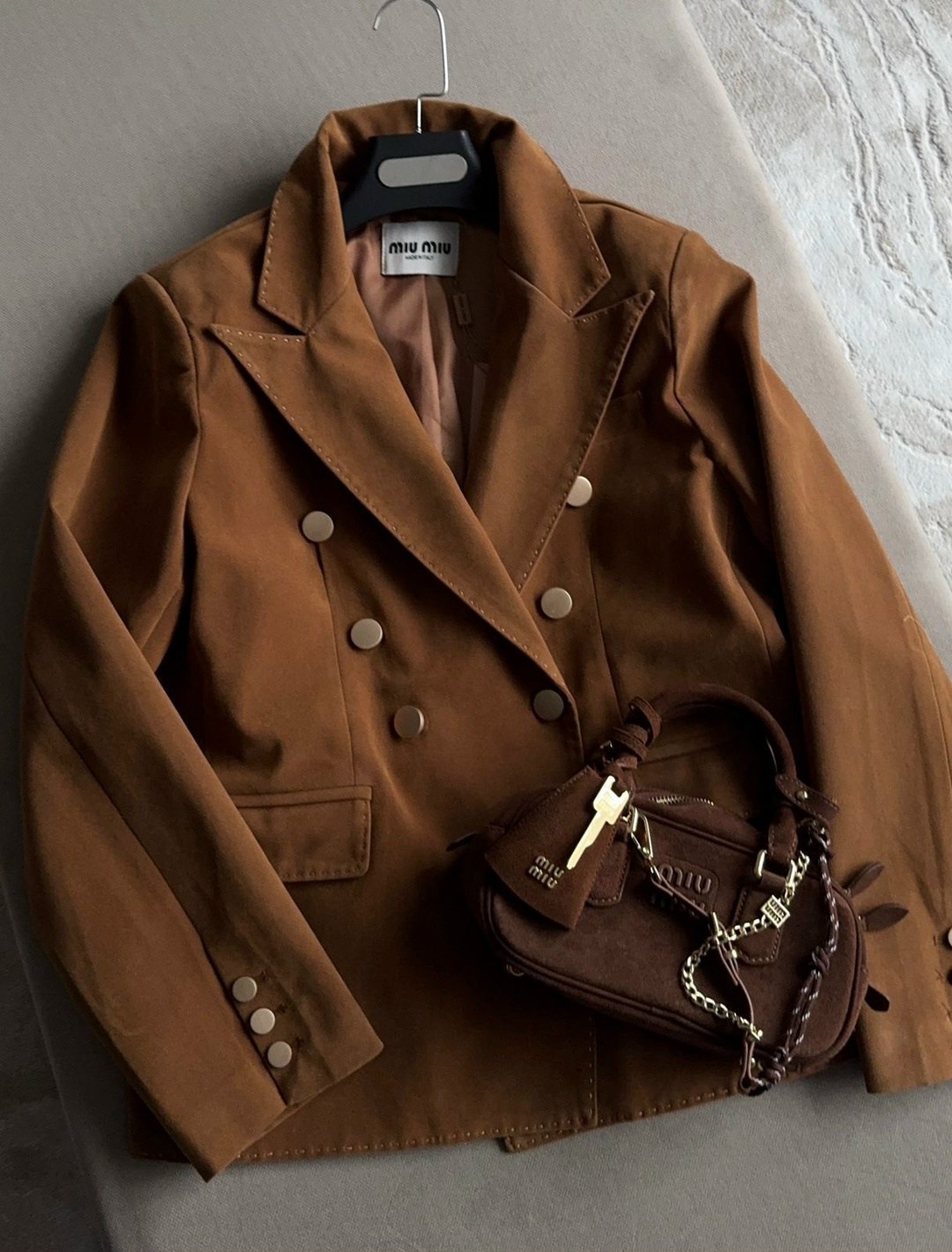 куртка бомбер замшевая коричневая осень espiritu,куртка бомбер замшевая шоколадная осень,куртка бомбер замшевая коричневая весна,куртка бомбер замшевая коричневая весна espiritu,вельветовая куртка