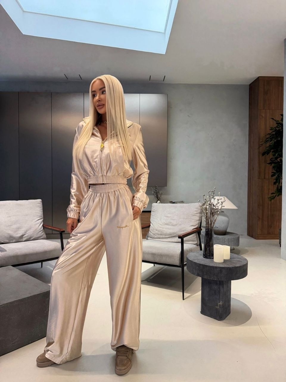 костюм женский,стильный костюм из мягкого велюра,костюм бежевый,велюровый костюм,костюм женский тройка