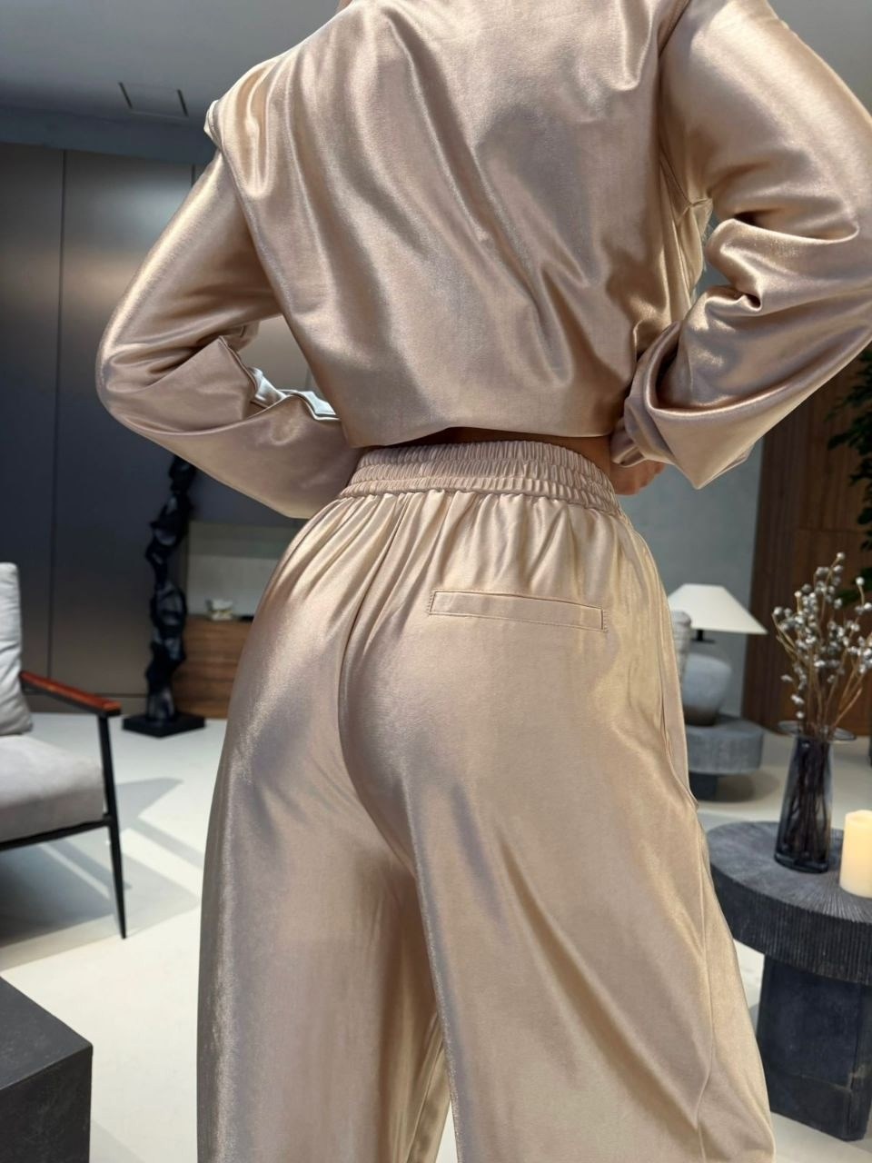 костюм женский,стильный костюм из мягкого велюра,костюм бежевый,велюровый костюм,костюм женский тройка