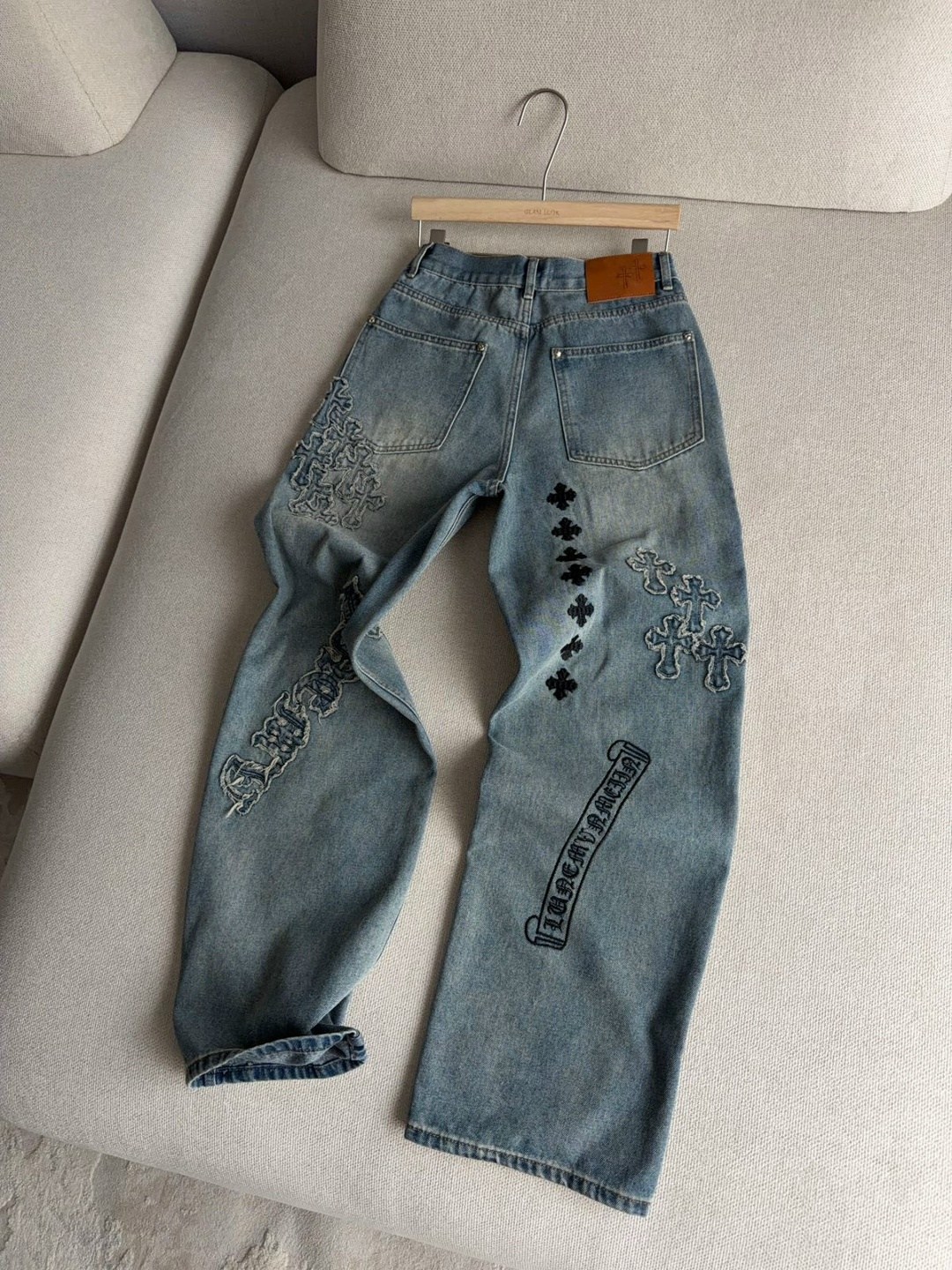 джинсы с вышивкой,женские джинсы,модные джинсы,джинсы с принтом,широкие джинсы