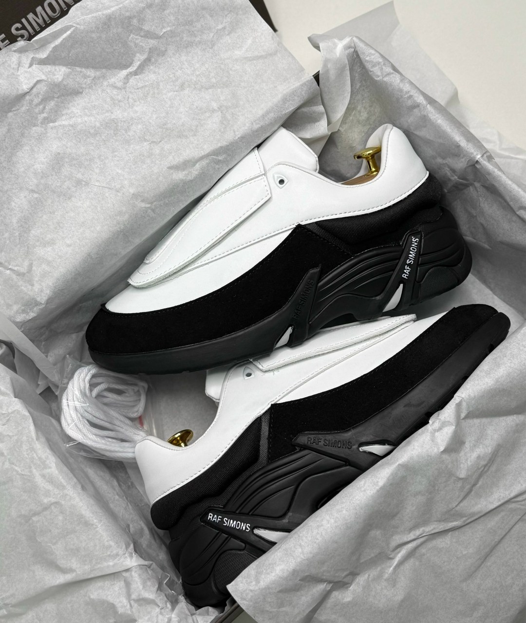 кроссовки raf simons antei,raf simons antrei oversized 2 tone leather runner white black,raf simons oversized 2 tone leather runner sneakers,raf simons antei oversized leather runner black,raf simons