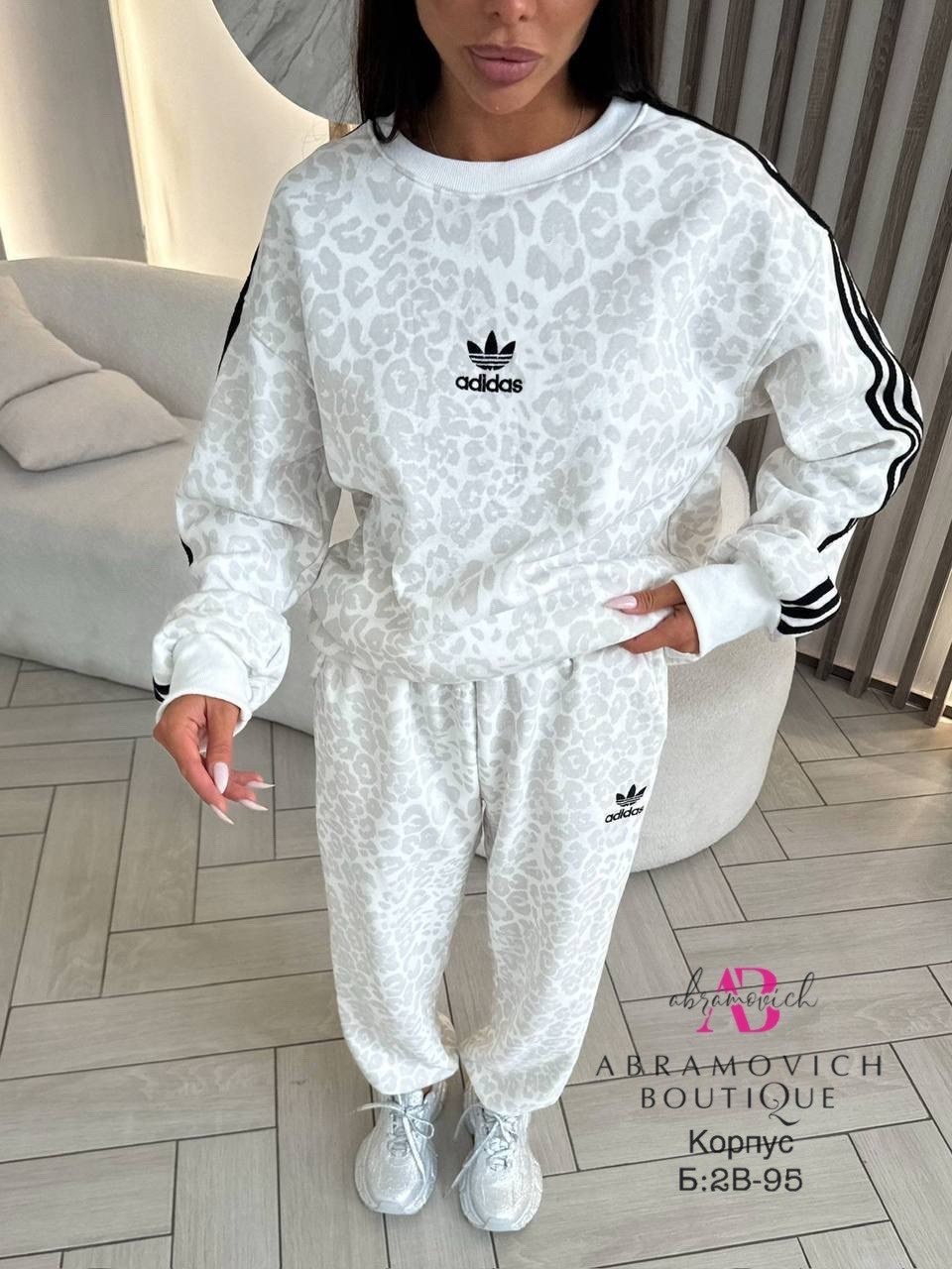 женский костюм adidas белого цвета,костюм от бренда,спортивный костюм,женский спортивный костюм,спортивный женский костюм adidas