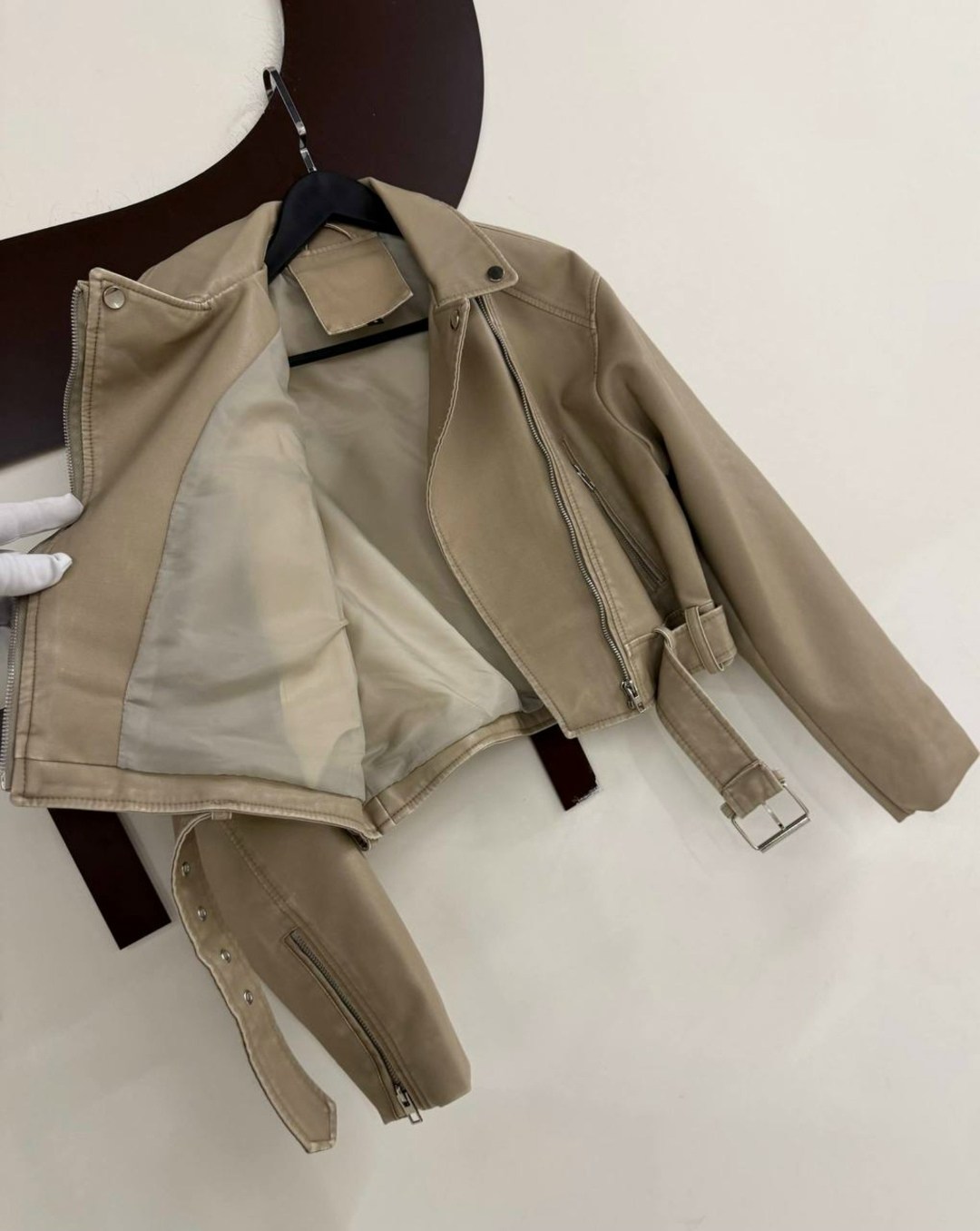 косуха кожаная куртка оверсайз queen sophie,косуха кожаная женская бежевого цвета,косуха кожаная куртка экокожа оверсайз,косуха куртка из эко-кожи в стиле оверсайз,косуха кожаная куртка экокожа оверса