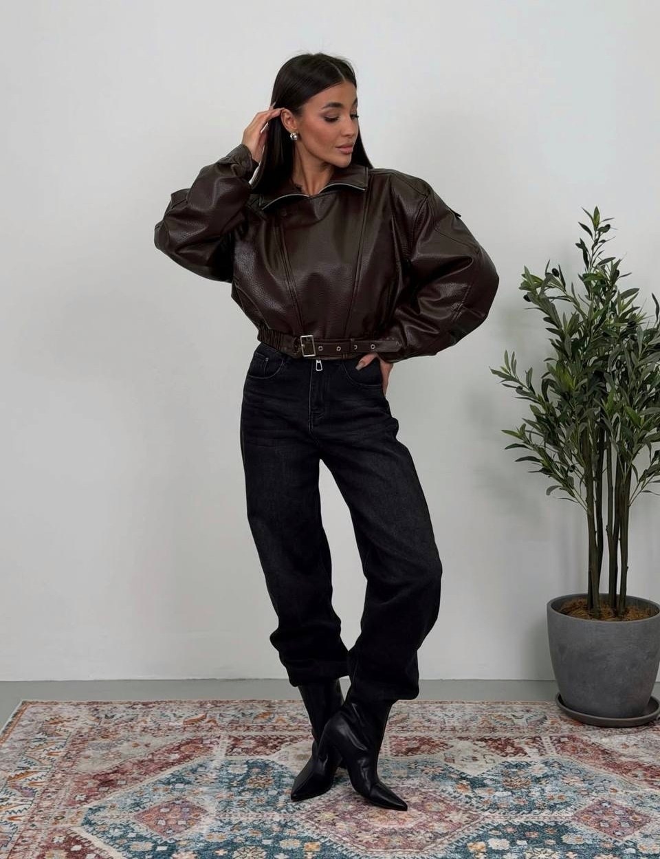 женская куртка кожаная оверсайз короткая okssana firsanova,кожаная куртка женская,куртка кожаная,модная кожаная куртка,женская куртка-бомбер из искусственной кожи