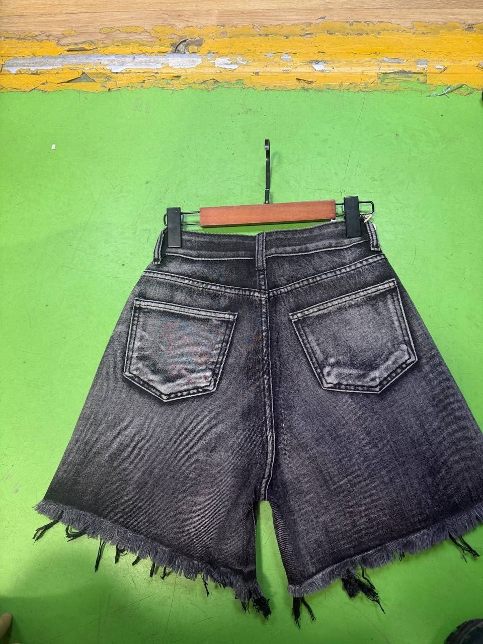 женские джинсовые шорты,джинсовые шорты,женские шорты,джинсовые шорты со стразами,рваные джинсовые шорты