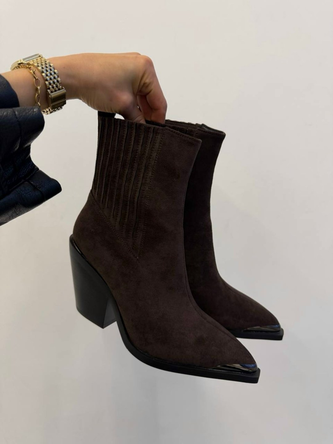 ,ботинки казаки замшевые демисезонные на каблуке коричневые,ботильоны казаки,женская ,ботильоны казаки из натуральной замши araz