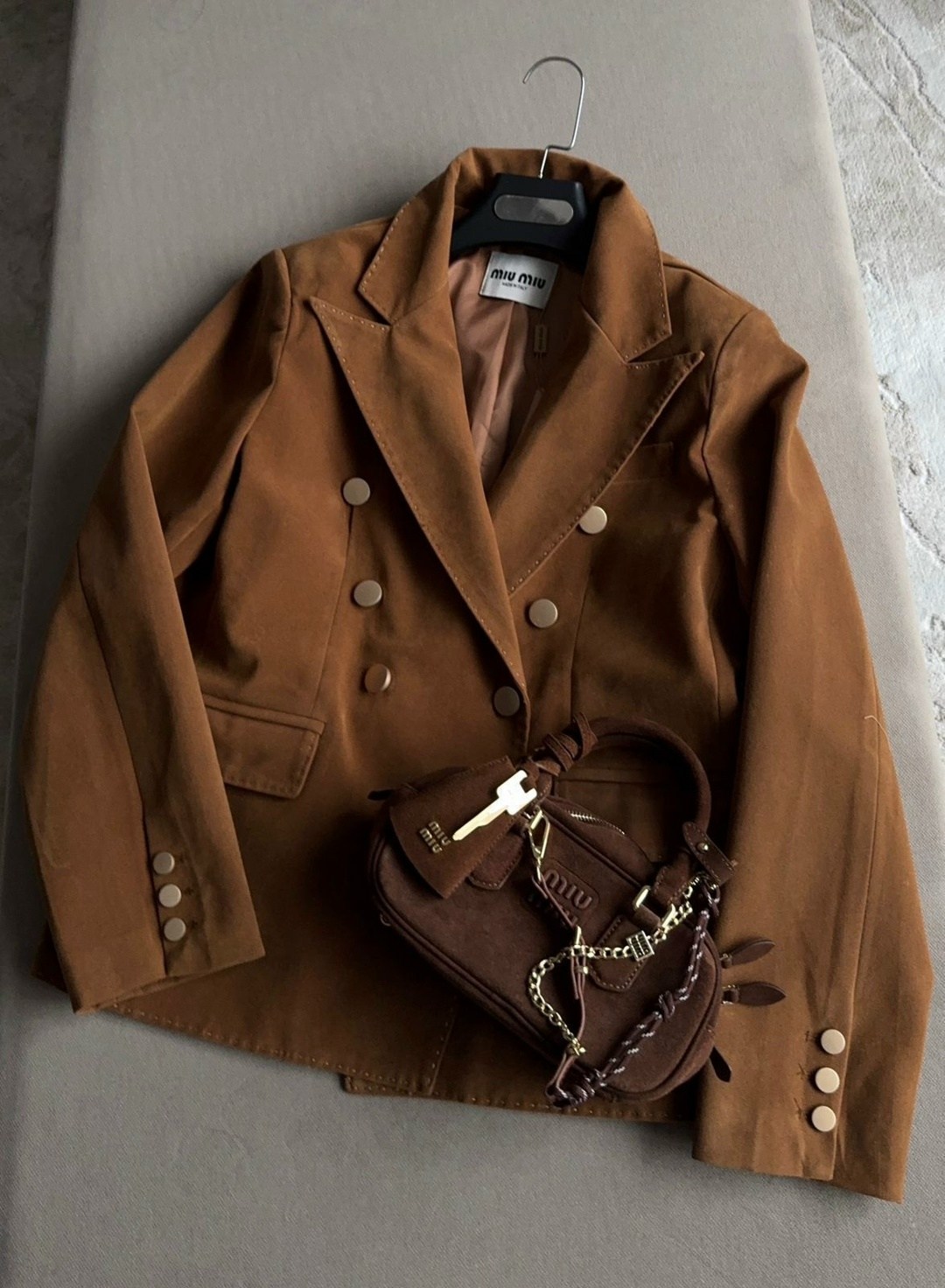 куртка бомбер замшевая коричневая осень espiritu,куртка бомбер замшевая шоколадная осень,куртка бомбер замшевая коричневая весна,куртка бомбер замшевая коричневая весна espiritu,вельветовая куртка