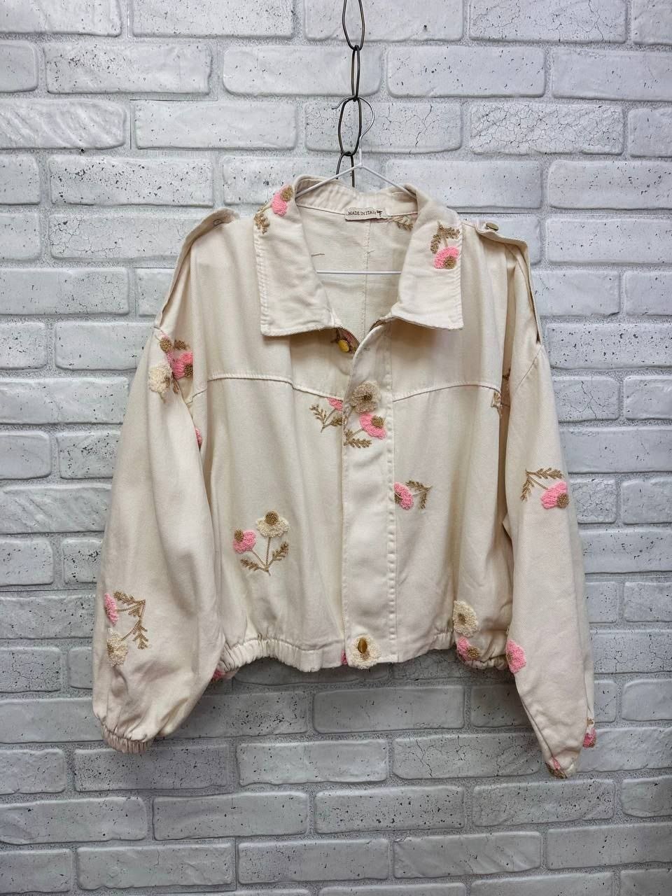 женская джинсовая куртка с цветочной вышивкой,джинсовая куртка,джинсовая куртка с вышивкой,женская джинсовая куртка,женская джинсовая куртка с вышивкой