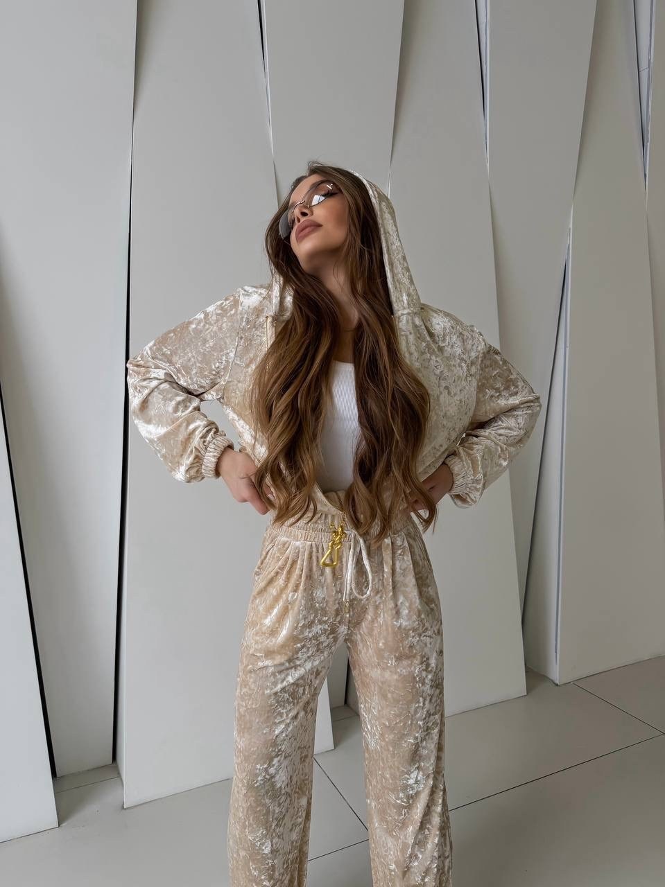 велюровый костюм,велюровый костюм женский,велюровый костюм 2026,костюм бежевый,женский костюм
