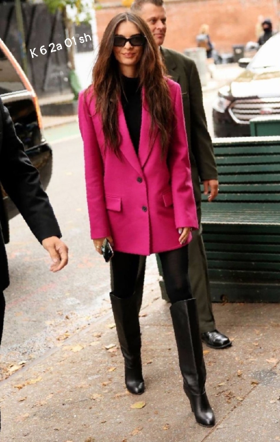 брючный костюм,брючный костюм женский,розовый пиджак,роузи хантингтон-уайтли стиль одежды