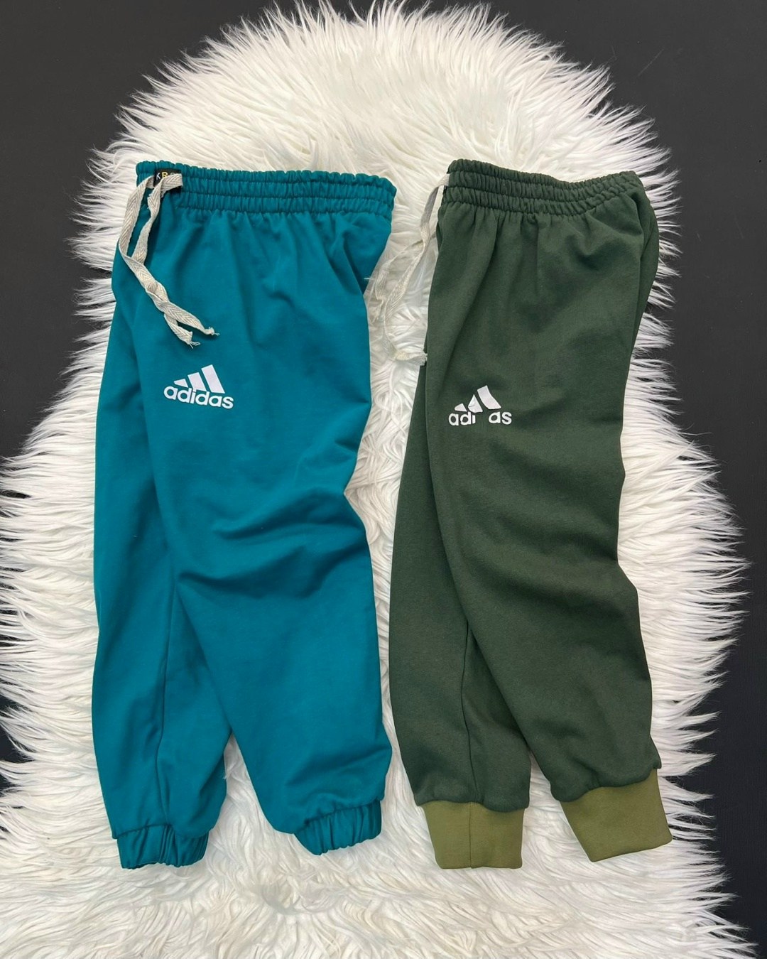 спортивные брюки свободного кроя adidas, зеленый,брюки спортивные adidas,спортивные штаны adidas,спортивные штаны на флисе женские,спортивные штаны