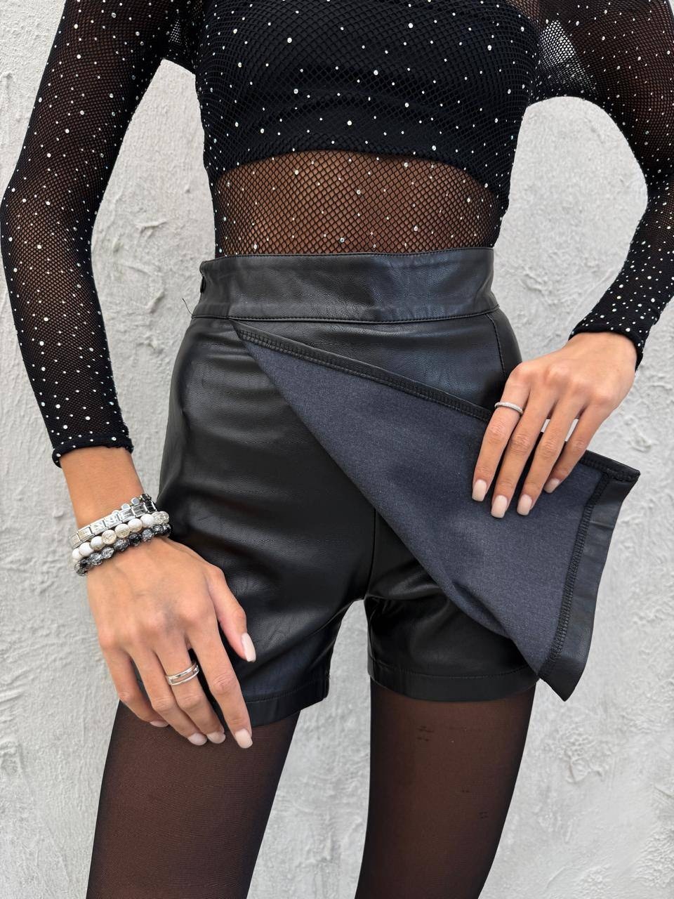 шорты юбка кожаные с запахом xela fashion,юбка шорты кожаные,юбка шорты из экокожи,юбка шорты кожаная короткая мини на запах,шорты юбка кожаные женские