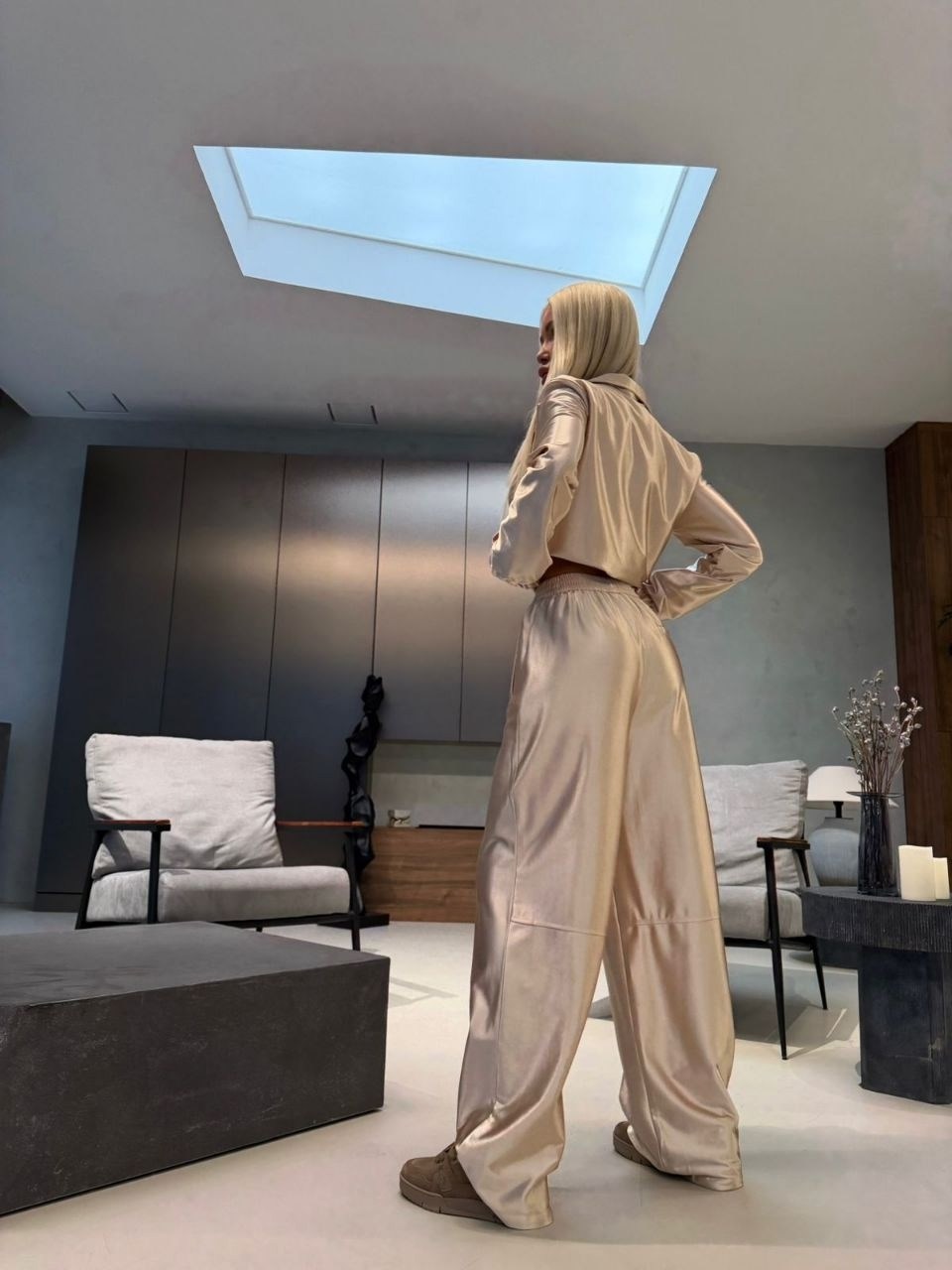 костюм женский,стильный костюм из мягкого велюра,костюм бежевый,велюровый костюм,костюм женский тройка