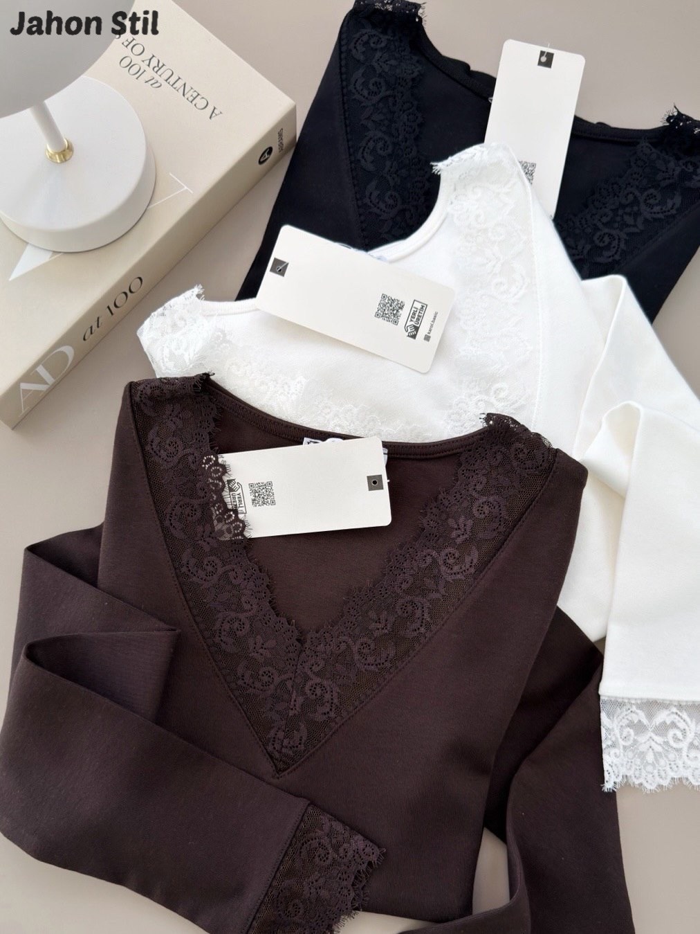 лонгслив pieces barbera черный,лонгслив с кружевом женский,джемпер женский кружевной,черный облегающий топ в рубчик с v-образным вырезом с кружевной отделкой,футболка с кружевной отделкой