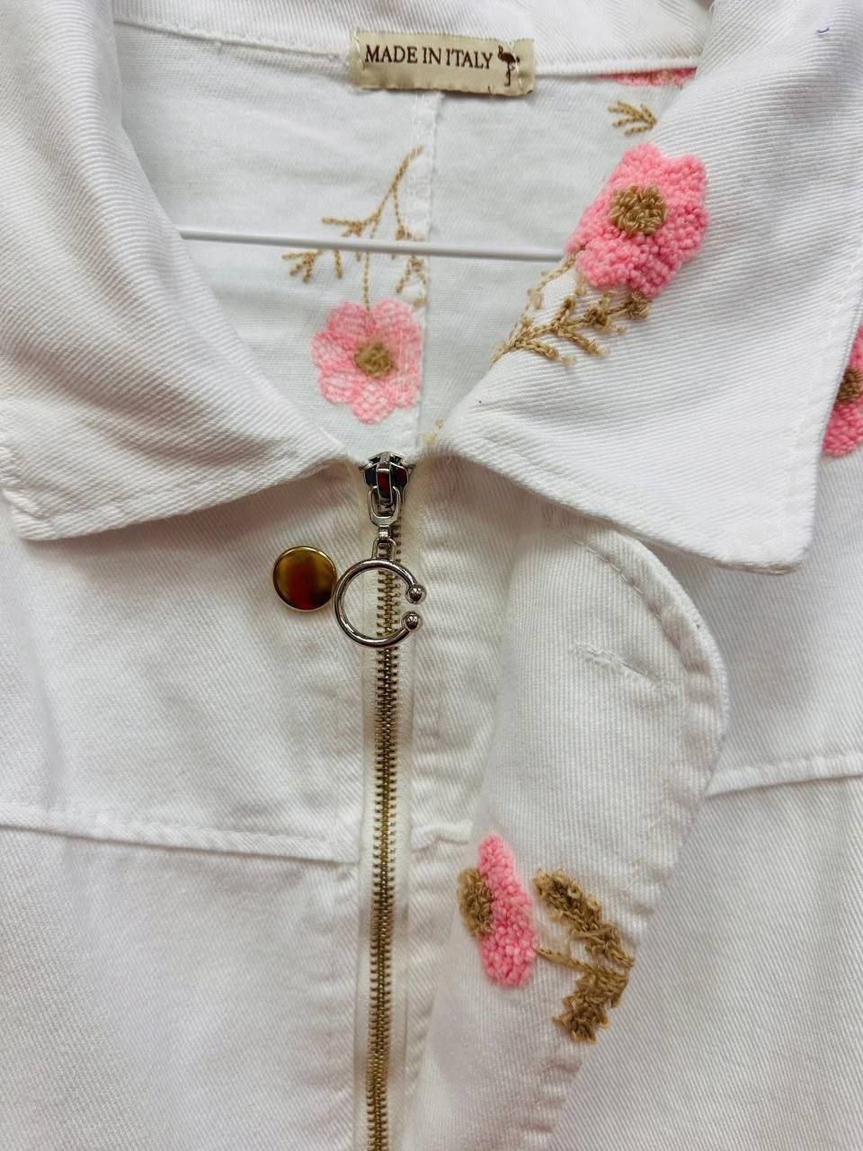 женская джинсовая куртка с цветочной вышивкой,джинсовая куртка,джинсовая куртка с вышивкой,женская джинсовая куртка,женская джинсовая куртка с вышивкой