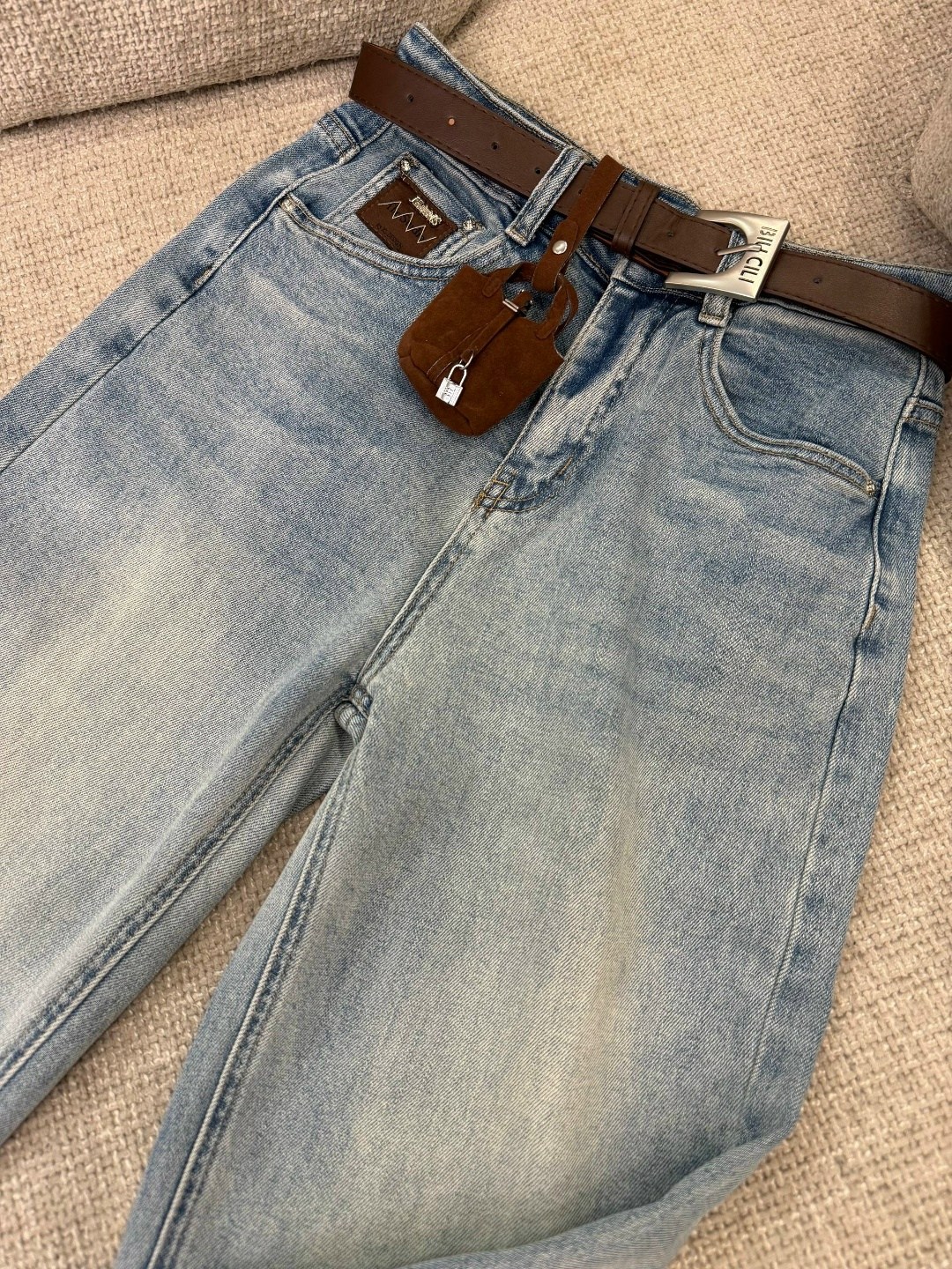 рубашка с джинсами,джинсы модные,женская рубашка,джинсы с рубашкой,джинсы женские