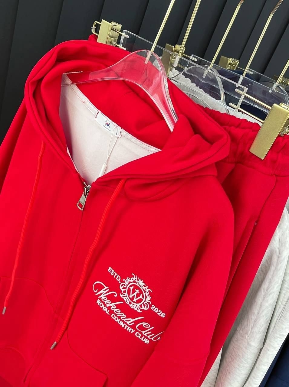 стильный спортивный костюм двойка miu miu,женский красный костюм miu miu,спортивный костюм,костюм женский,женские спортивные костюмы