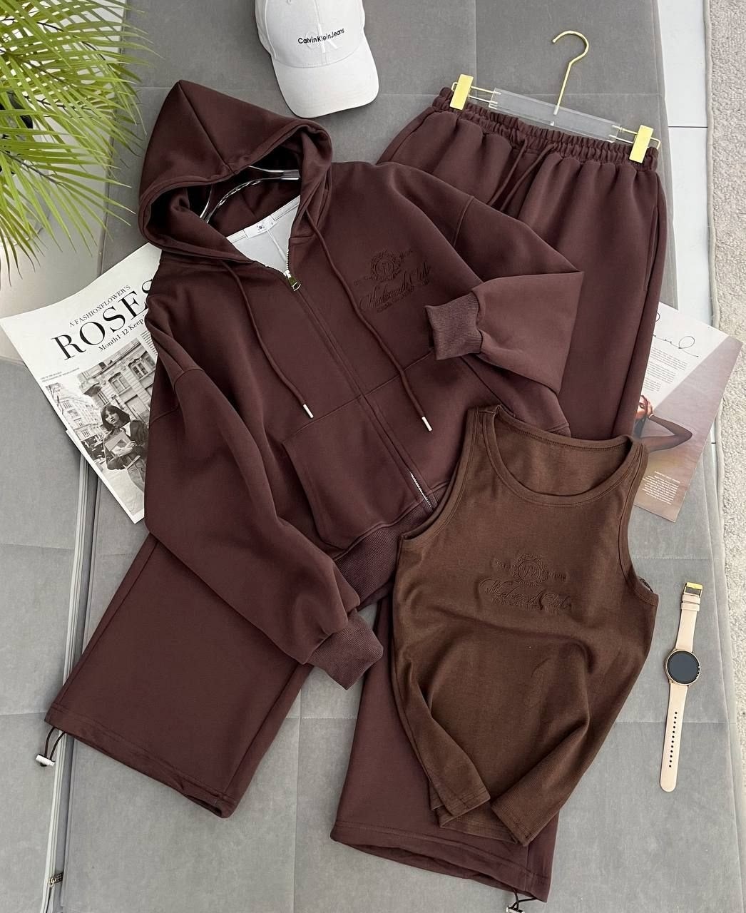 стильный спортивный костюм двойка miu miu,женский красный костюм miu miu,спортивный костюм,костюм женский,женские спортивные костюмы