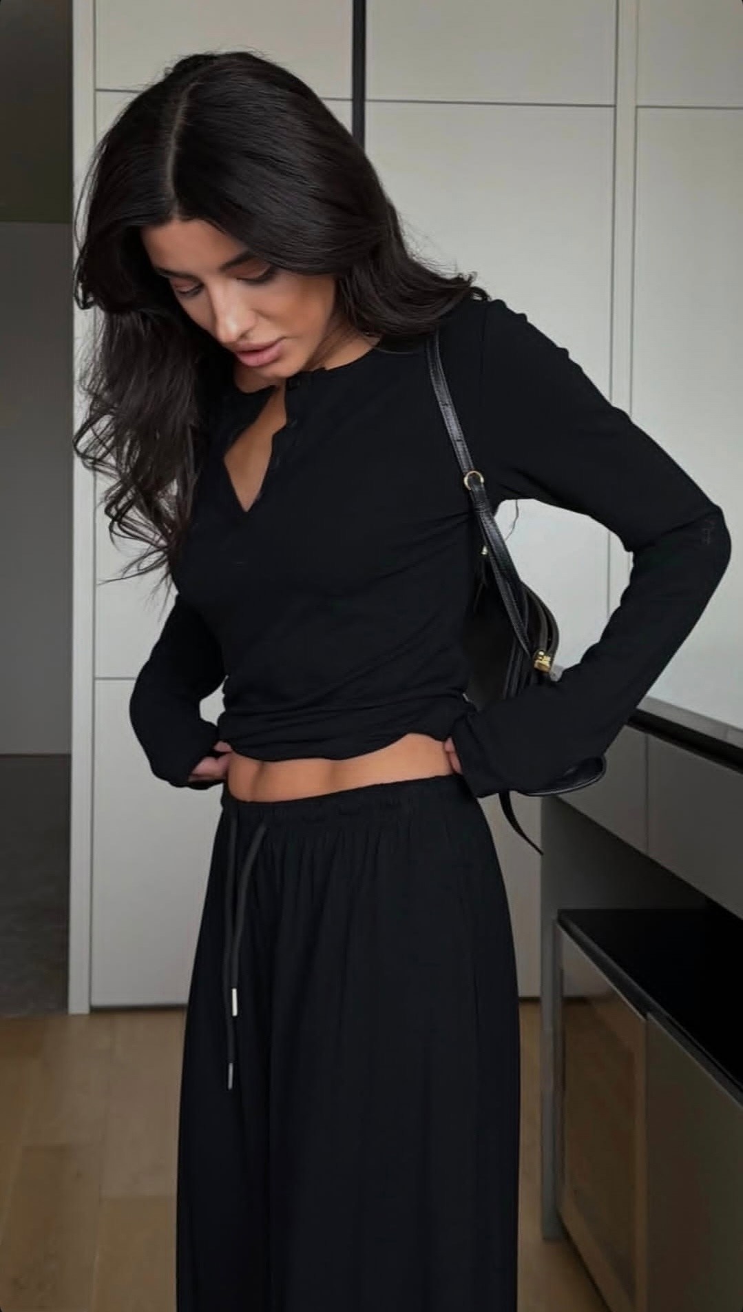 лонгслив,лонгслив облегающий летний с открытыми плечами corner17 цвет черный,лонгслив облегающий летний с открытыми плечами corner17,трикотажные брюки,лонгслив облегающий летний с открытыми плечами co