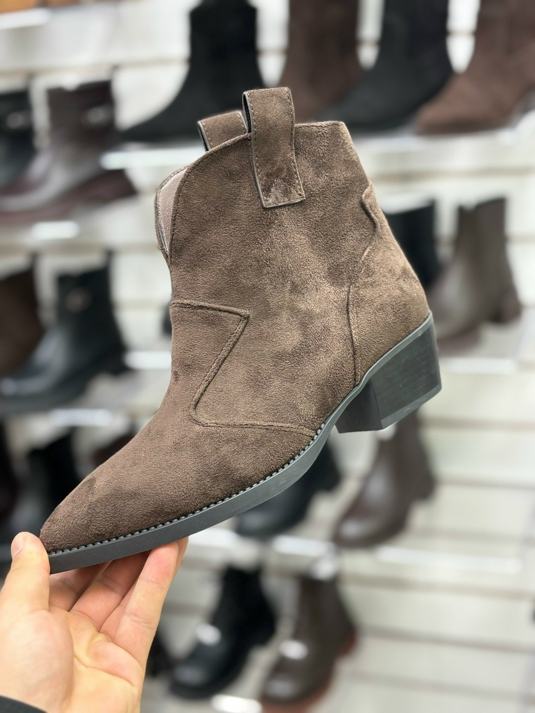 ,казаки демисезонные ботинки замшевые,ботильоны казаки натуральные,казаки замшевые эконика,казаки женские