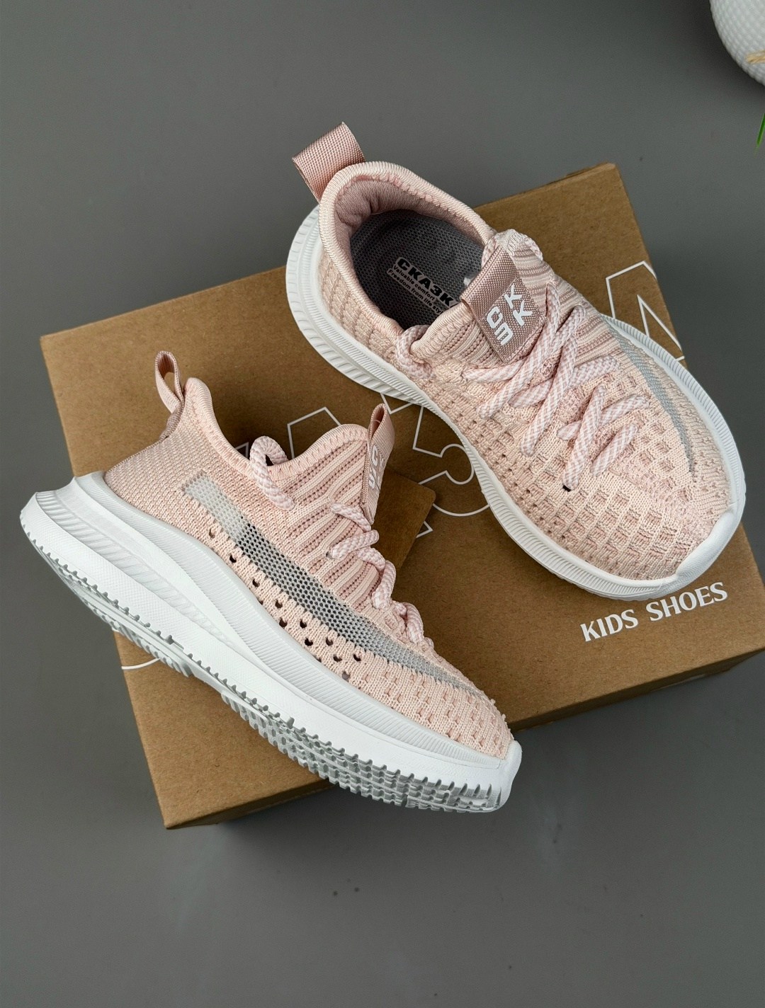 кроссовки,женские кроссовки,кроссовки изи,детские кроссовки,пудровые кроссовки