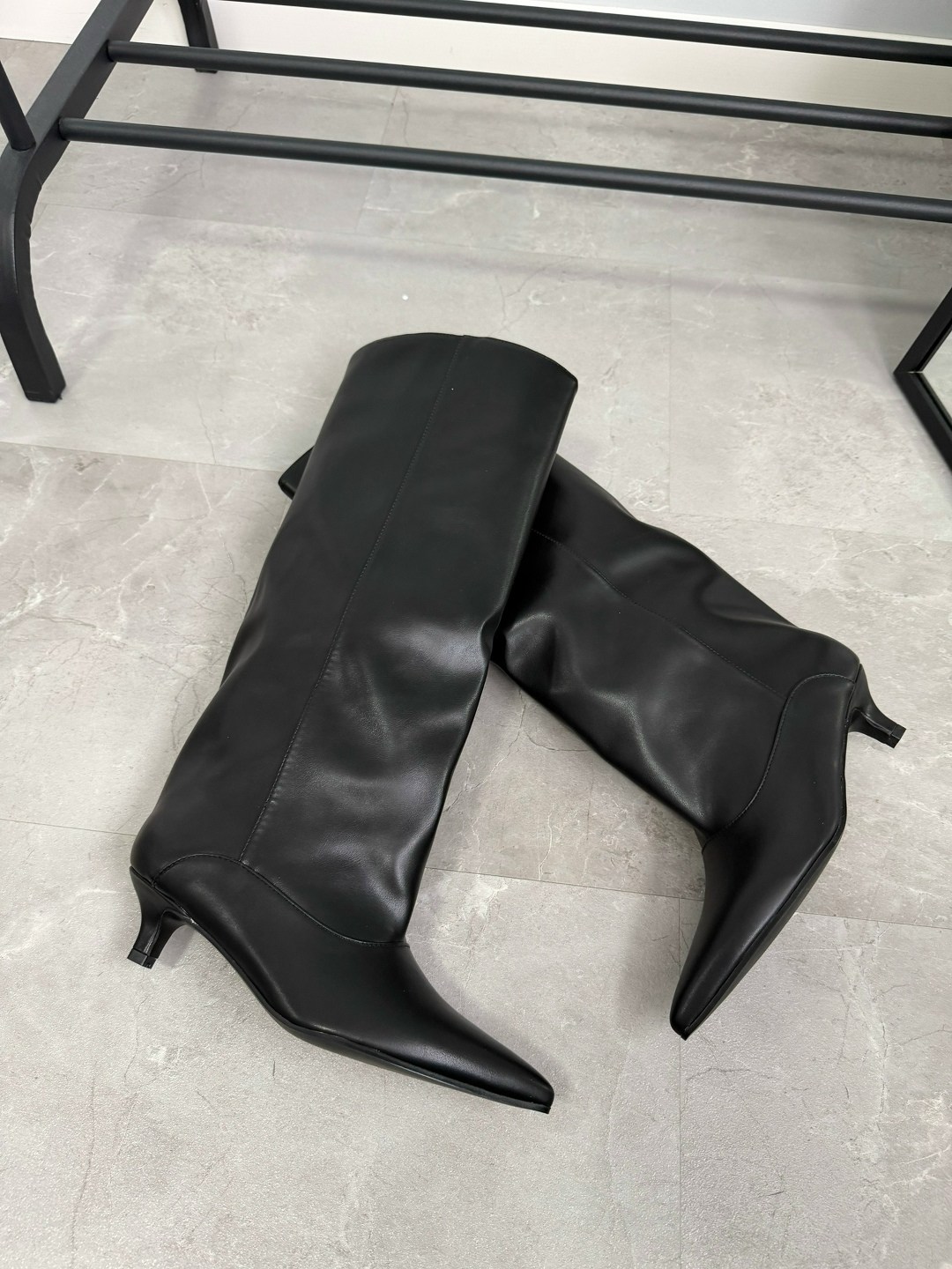 сапоги демисезонные на маленьком каблуке gh collection,сапоги трубы на каблуке демисезонные alessandra maddoni,сапоги демисезонные на маленьком каблуке gh collection цвет черный,сапоги трубы демисезон