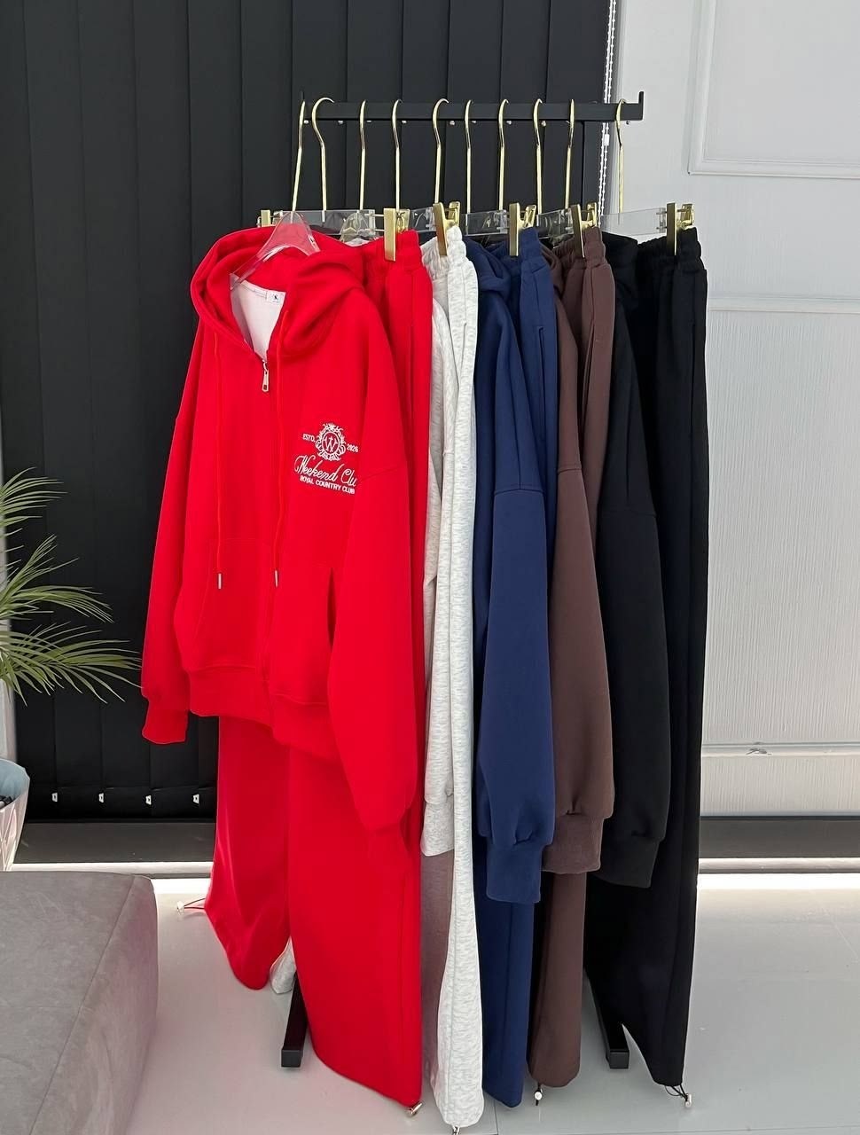 стильный спортивный костюм двойка miu miu,женский красный костюм miu miu,спортивный костюм,костюм женский,женские спортивные костюмы