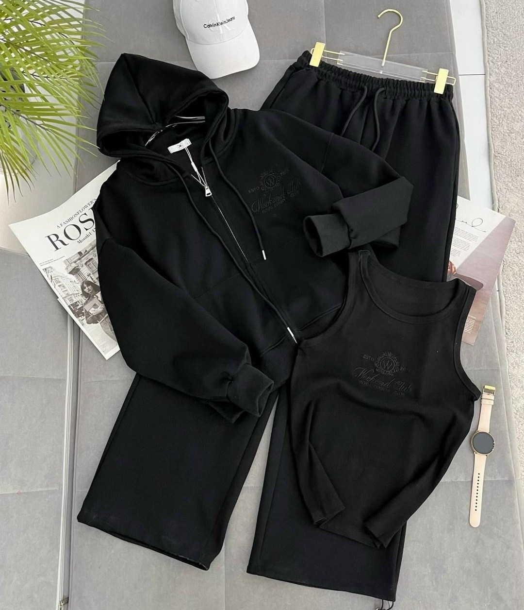 стильный спортивный костюм двойка miu miu,женский красный костюм miu miu,спортивный костюм,костюм женский,женские спортивные костюмы