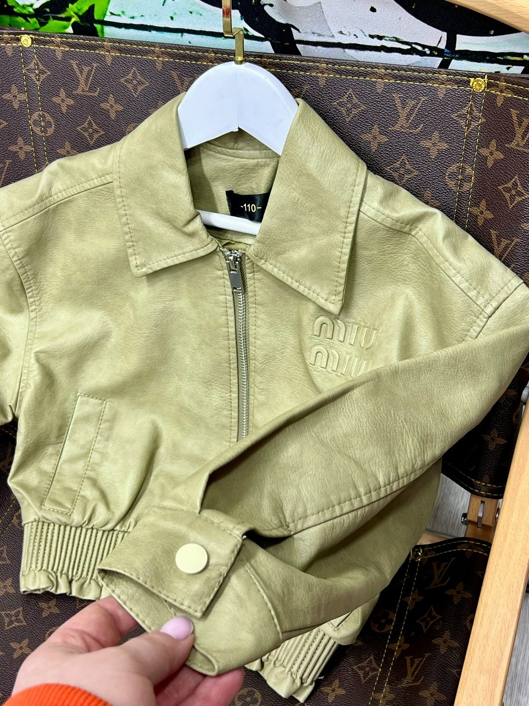 кожаная куртка,модная куртка,куртка бомбер,куртка бомбер женская,повседневная куртка