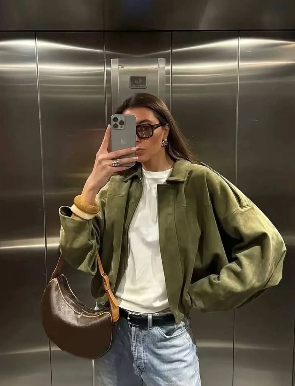 замшевая куртка,стильная женская замшевая куртка-бомбер,куртка свободного кроя,модные джинсы