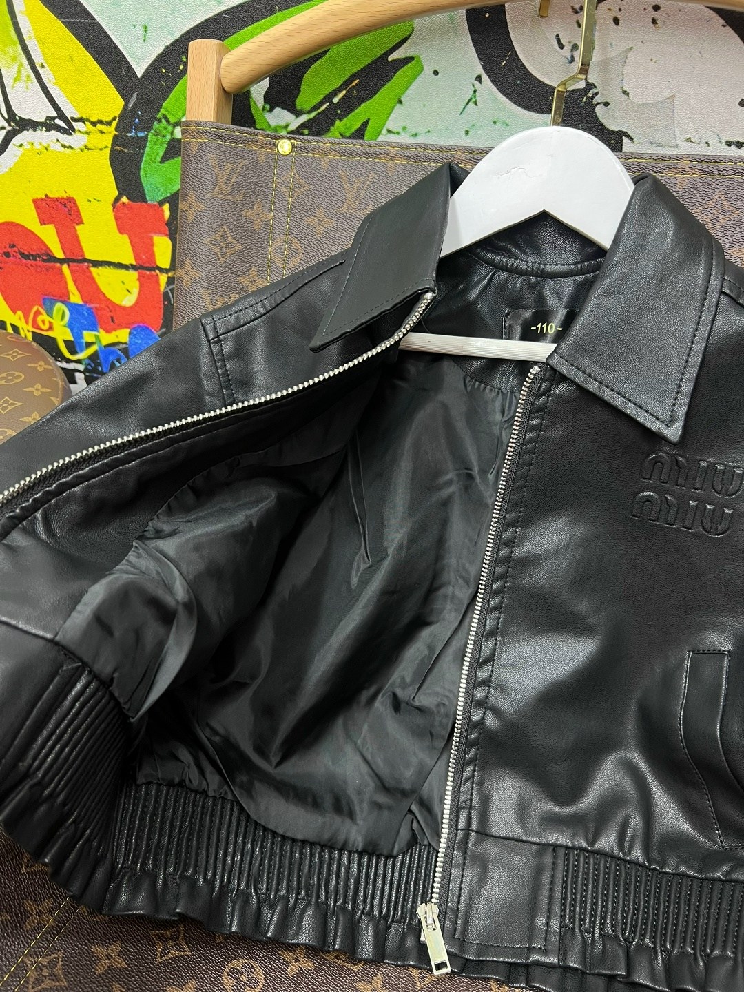 кожаная куртка,кожаная куртка бомбер,куртка бомбер,кожаный бомбер,куртка кожаная женская