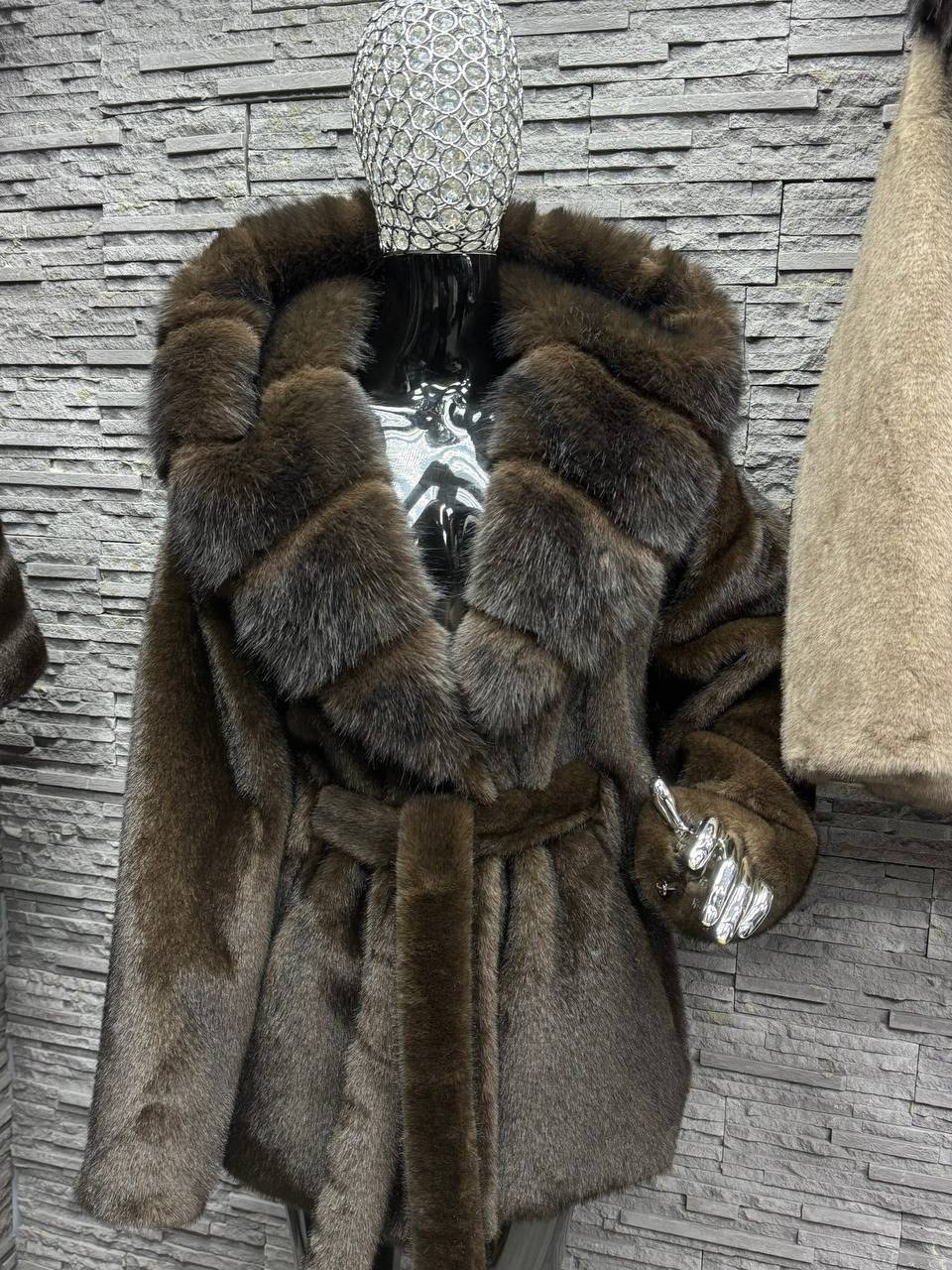 пальто с мехом,кашемировое пальто с натуральным мехом,шуба,женская шуба,шубка из меха европейской норки с капюшоном из меха песца