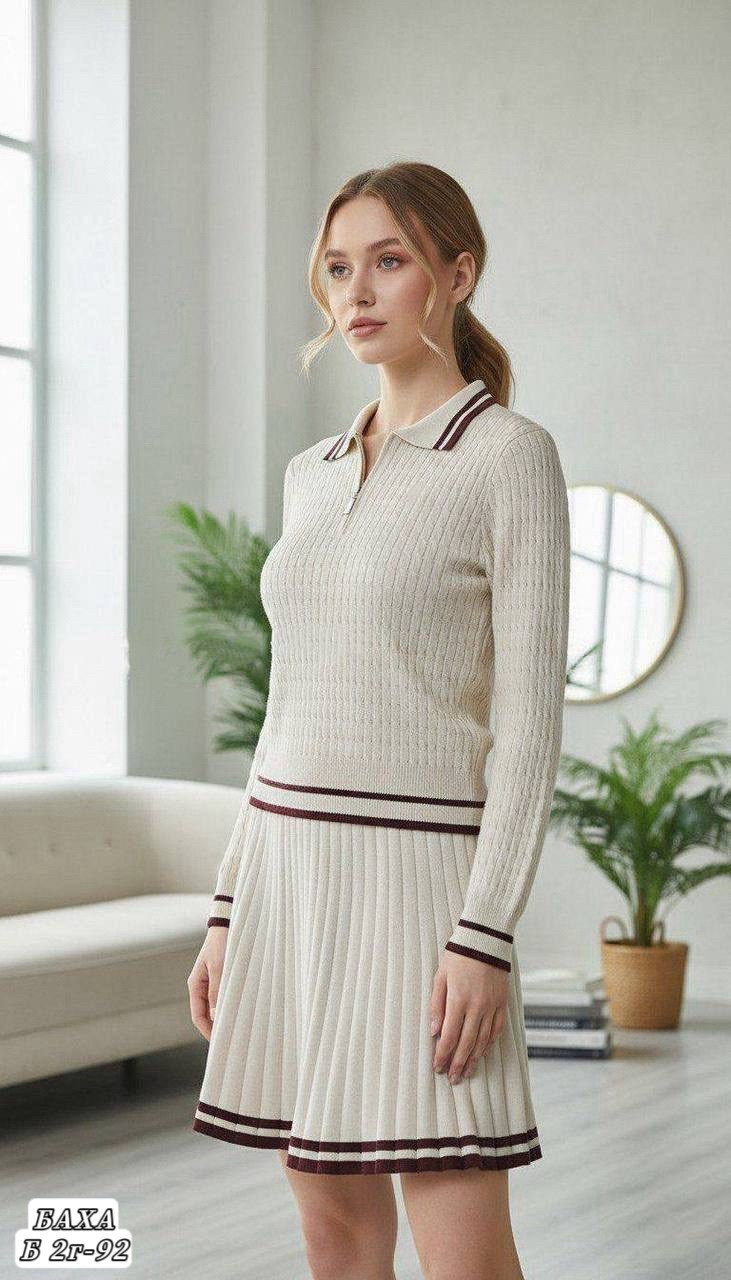 костюм двойка с короткой юбкой плиссе молочный с поло,костюм с юбкой плиссе,костюм трикотажный с юбкой плиссе,костюм с юбкой,костюм двойка поло с юбкой
