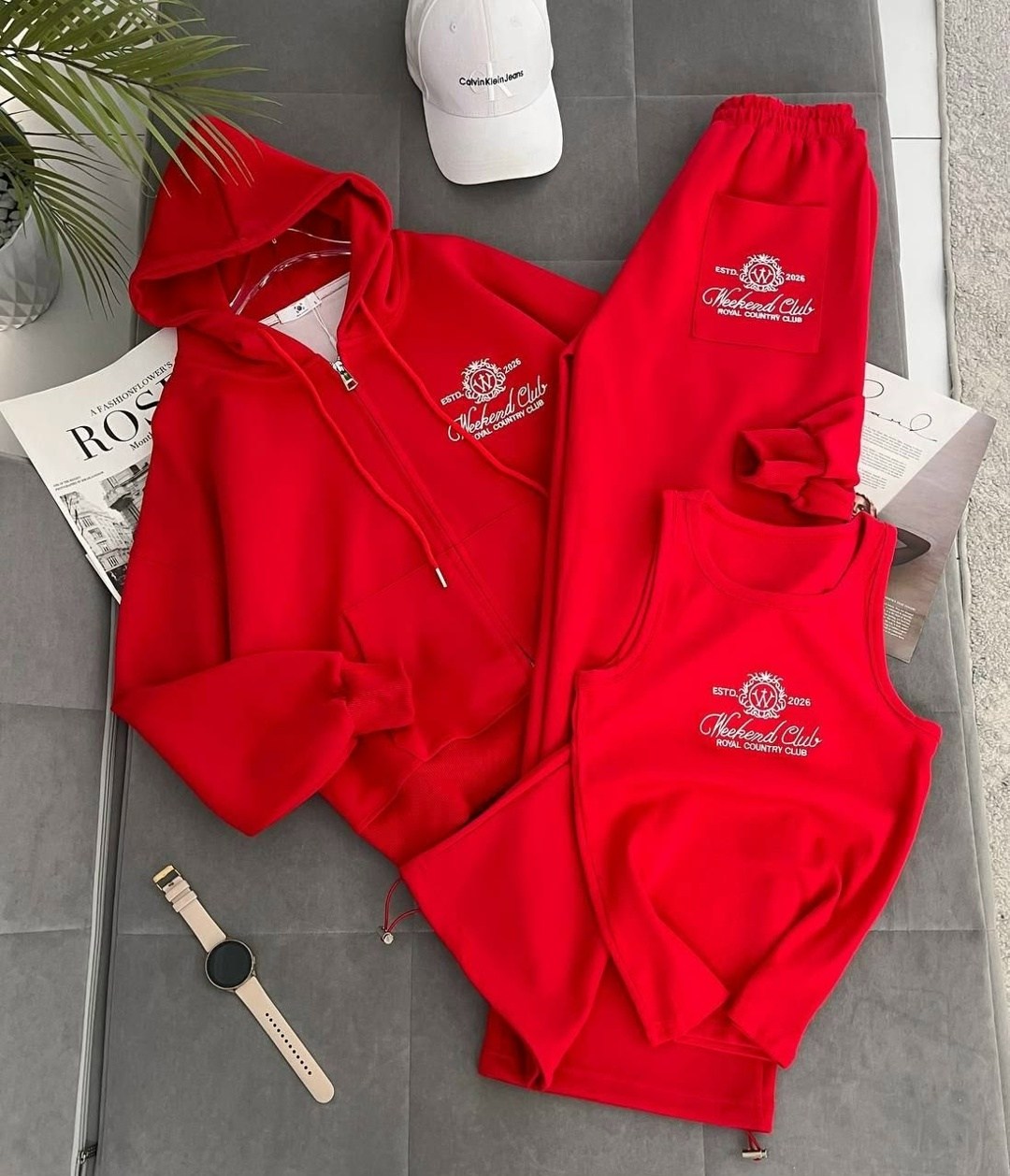 стильный спортивный костюм двойка miu miu,женский красный костюм miu miu,спортивный костюм,костюм женский,женские спортивные костюмы